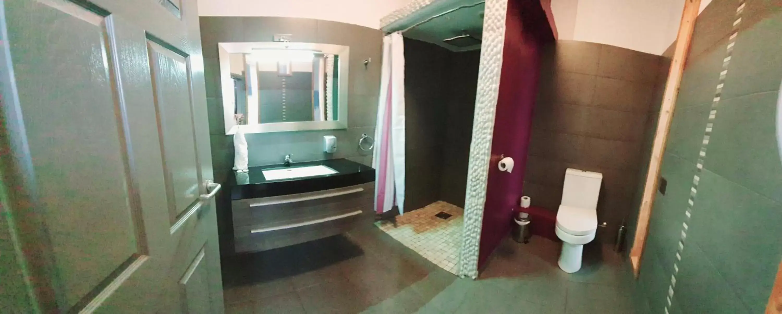 Bathroom in Bennetts Hotel