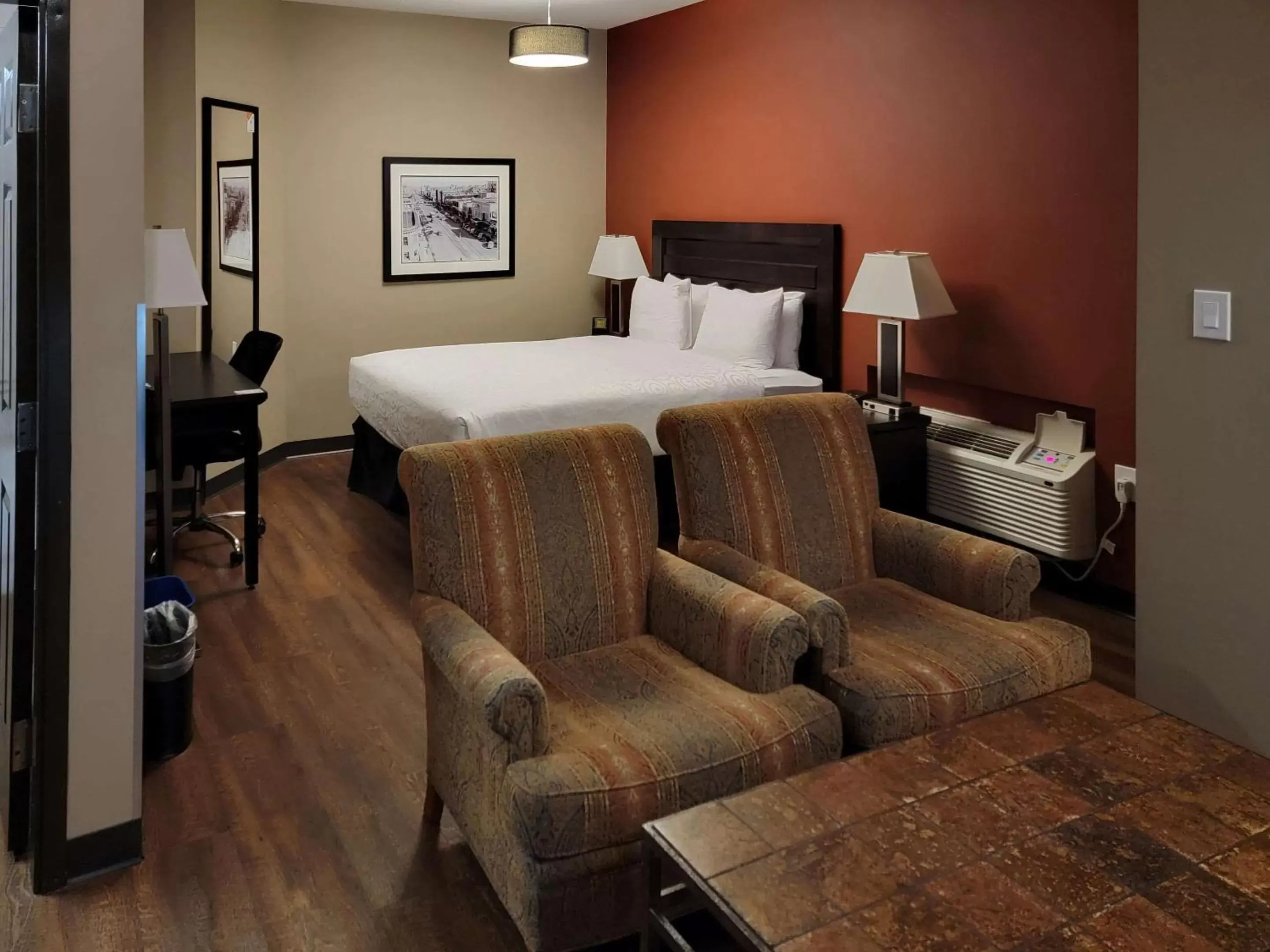 Bedroom, Bed in Quality Inn & Suites Saskatoon