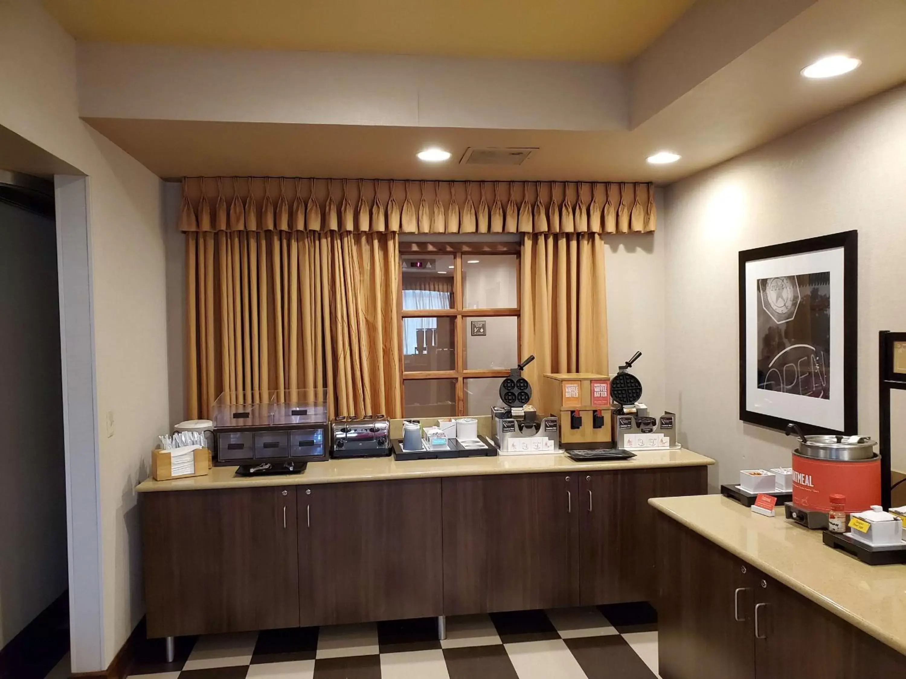 Breakfast, Kitchen/Kitchenette in Hampton Inn Butte