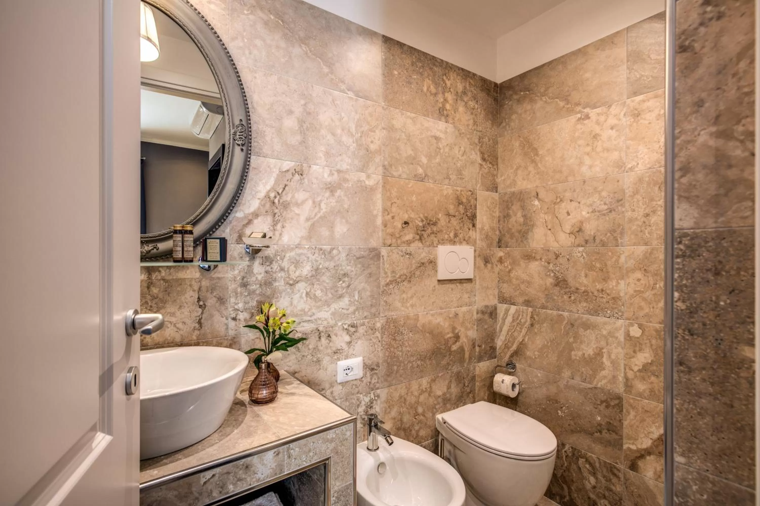 Toilet in Tree Charme Parliament Boutique Hotel