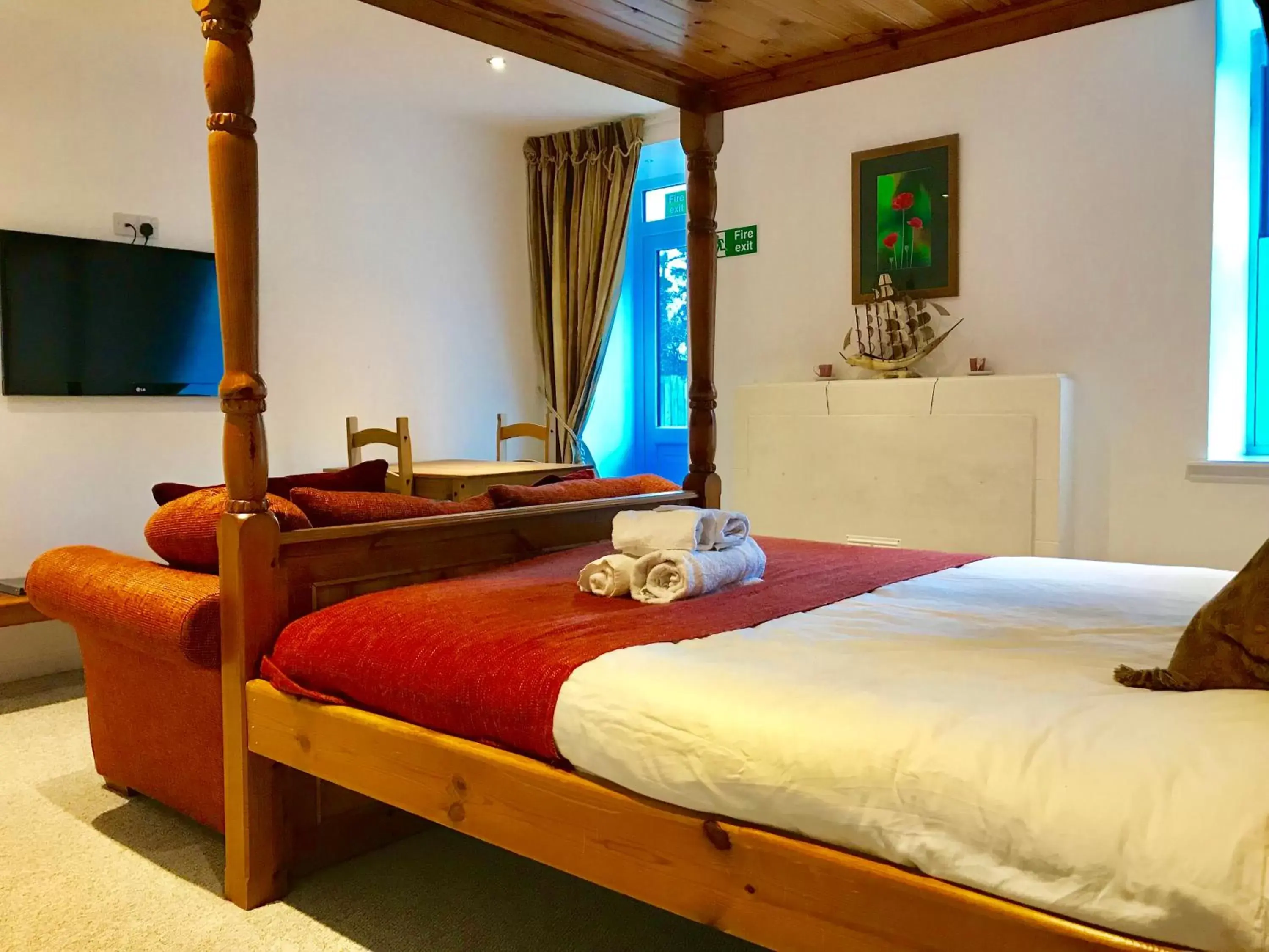 Bedroom, Bed in Drumdevan Country House, Inverness