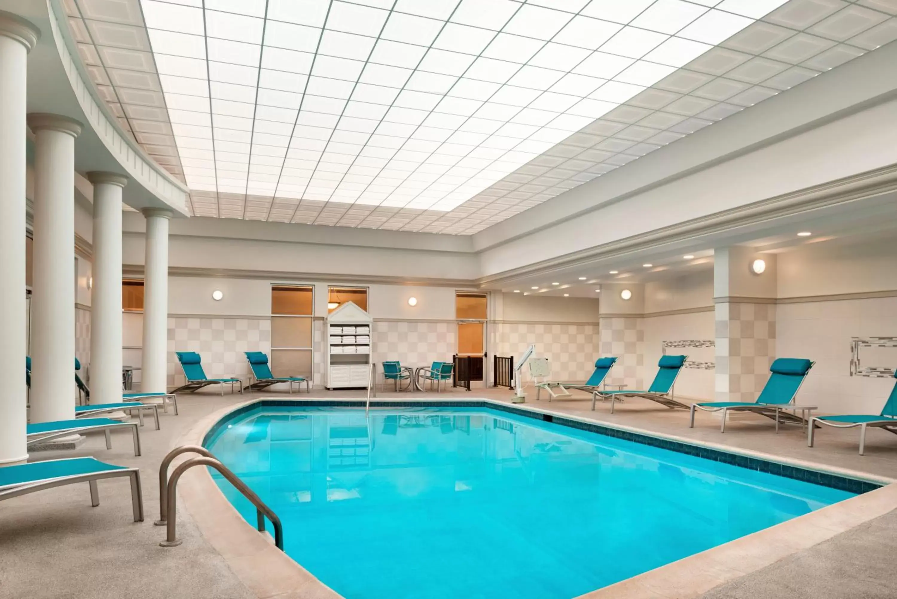 Swimming pool in Radisson Hotel Cincinnati Riverfront Swimming pool in Radisson Hotel Cincinnati Riverfront