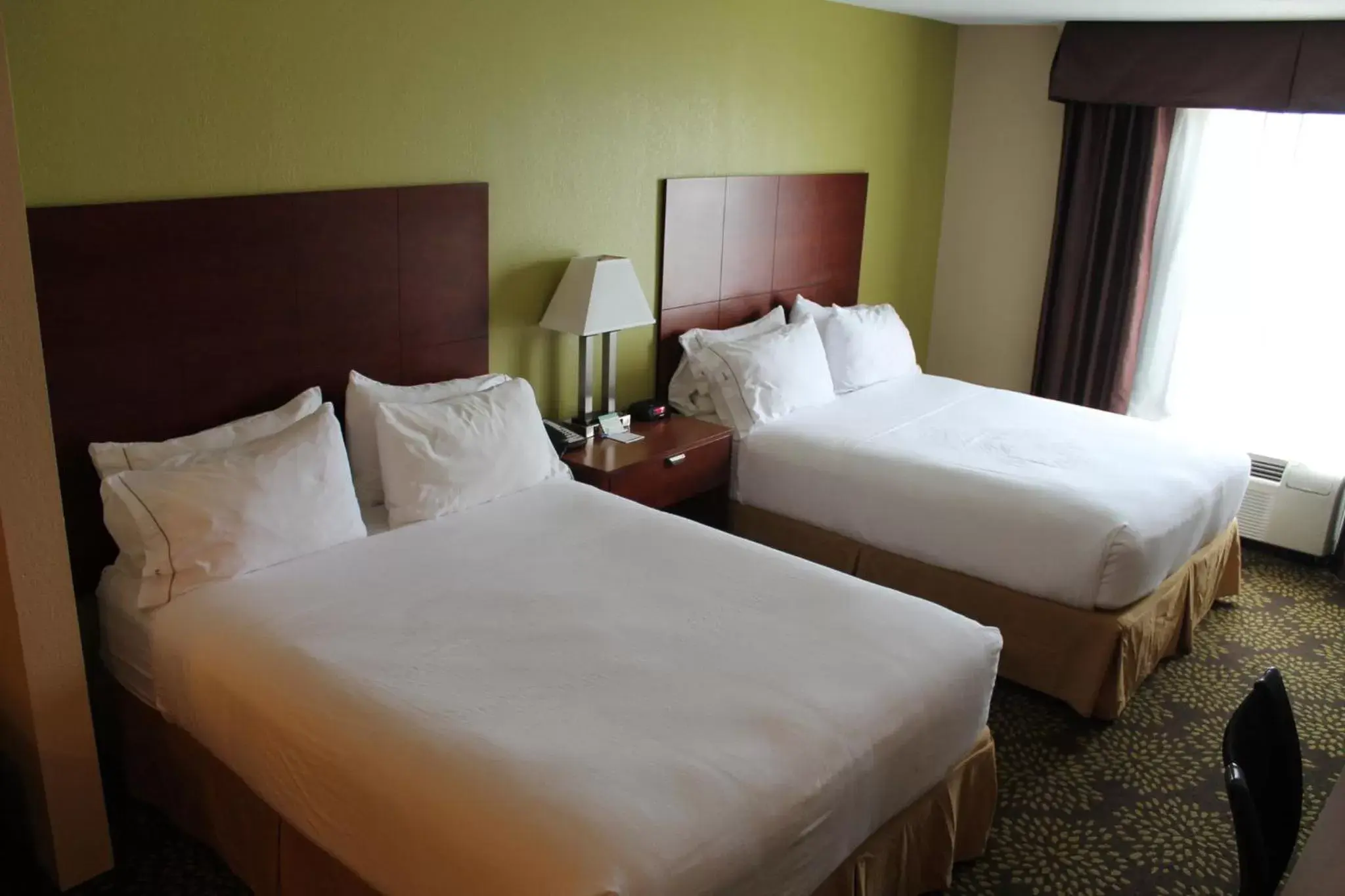Photo of the whole room, Bed in Holiday Inn Express Hotel & Suites Starkville, an IHG Hotel