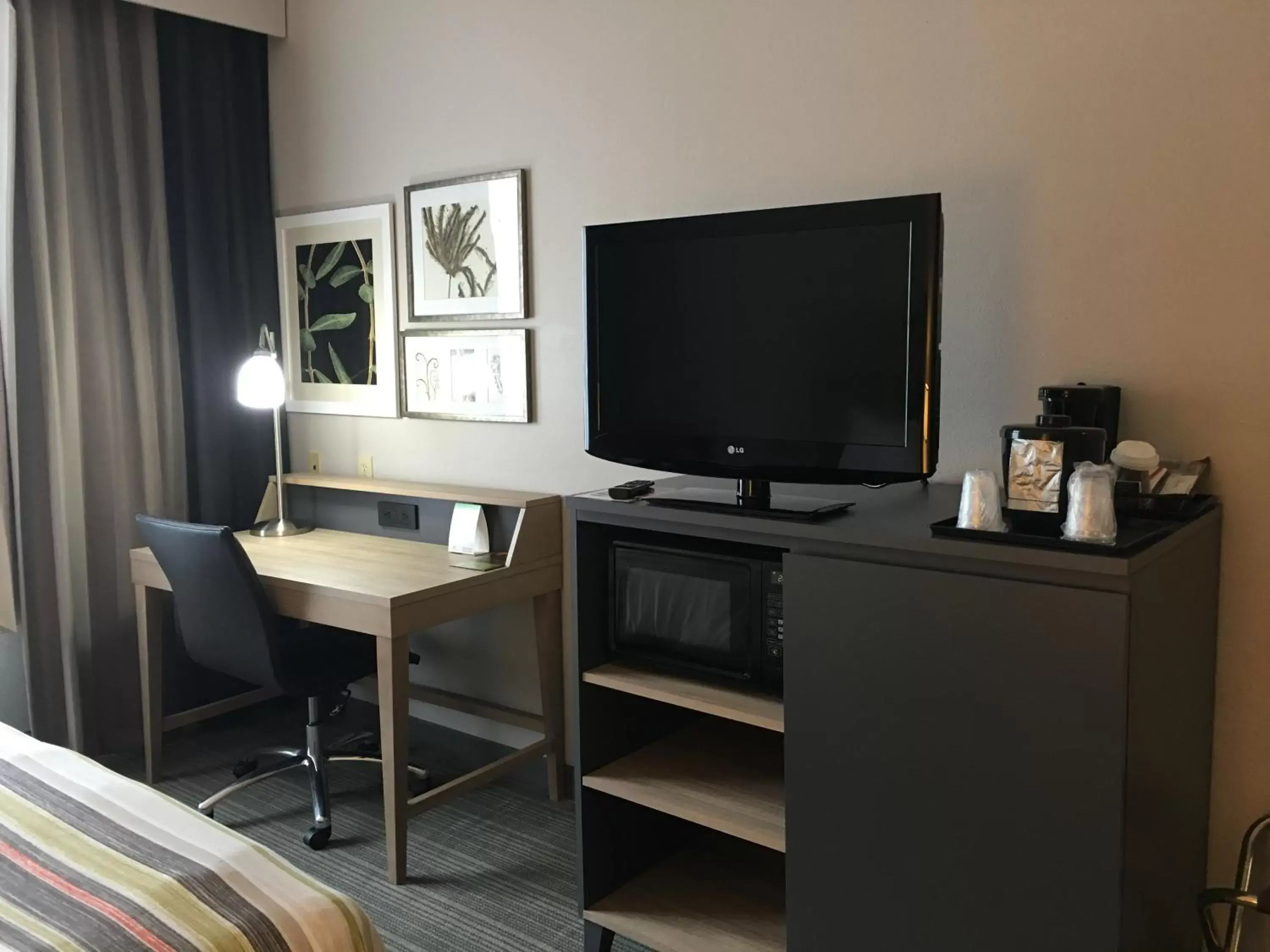 Photo of the whole room, TV/Entertainment Center in Country Inn & Suites by Radisson, Camp Springs (Andrews Air Force Base), MD