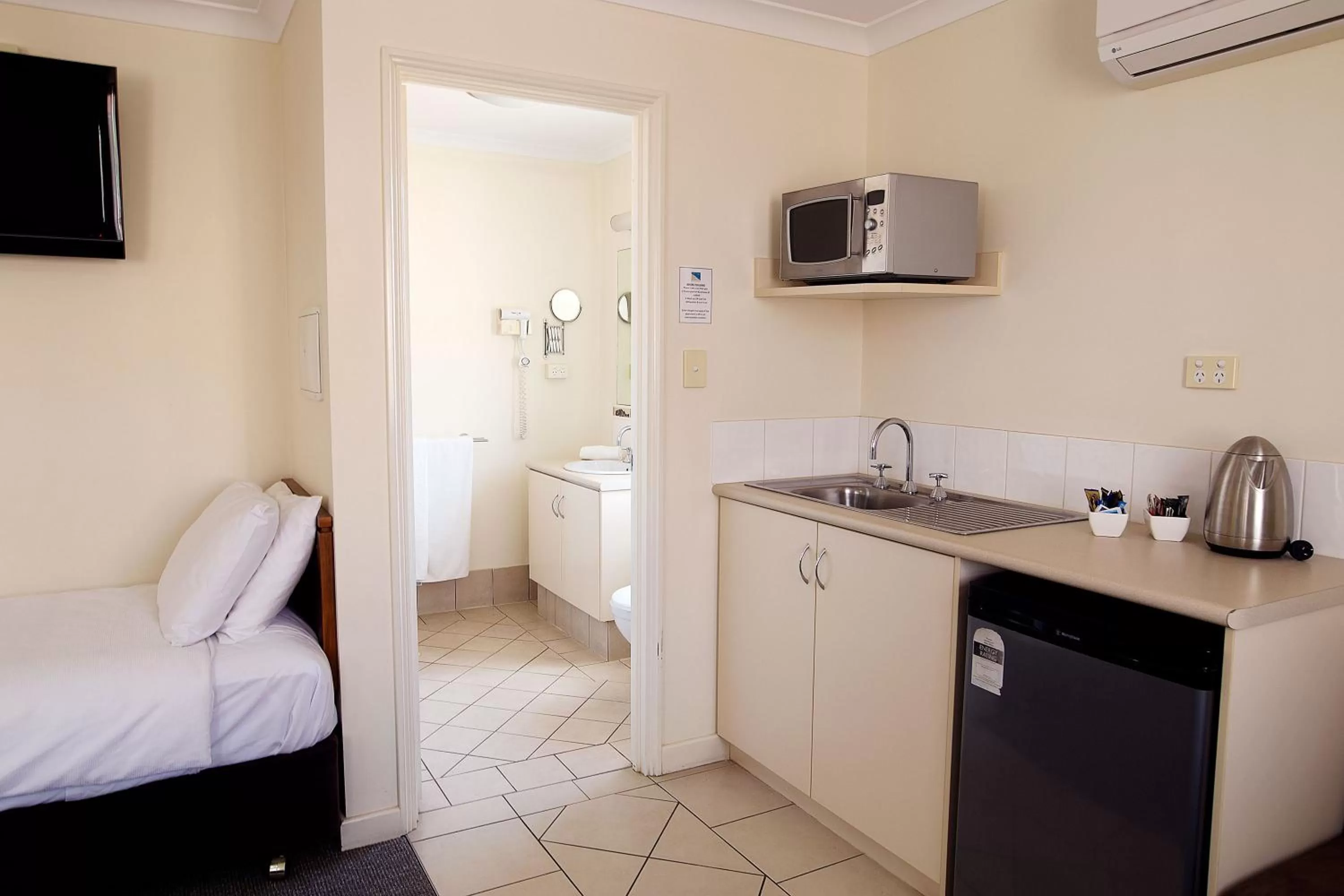 Kitchen or kitchenette, Bed in Kalbarri Edge Resort