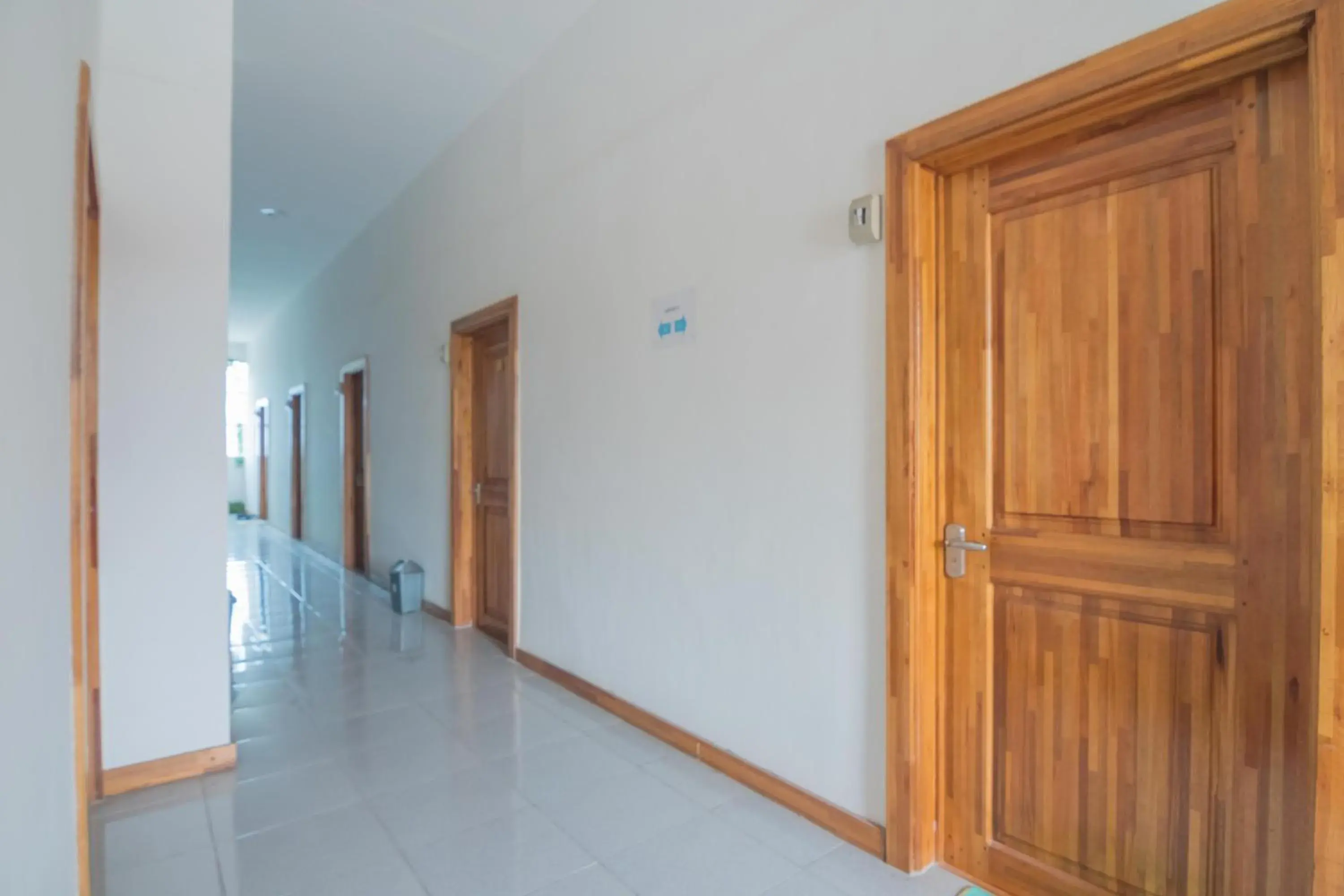 Facade/entrance in RedDoorz near Gajah Mada Pontianak Facade/entrance in RedDoorz near Gajah Mada Pontianak