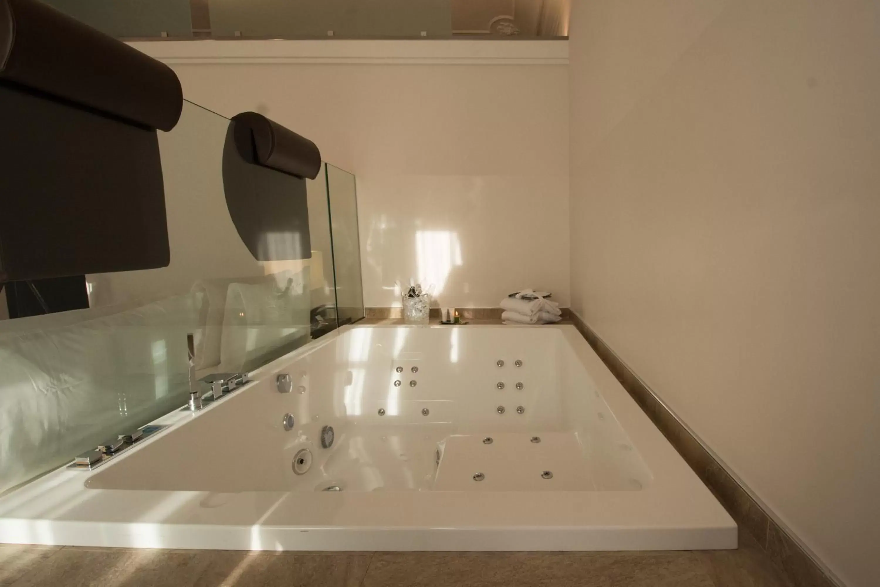 Hot Tub, Bathroom in Best Western Plus Hotel Genova