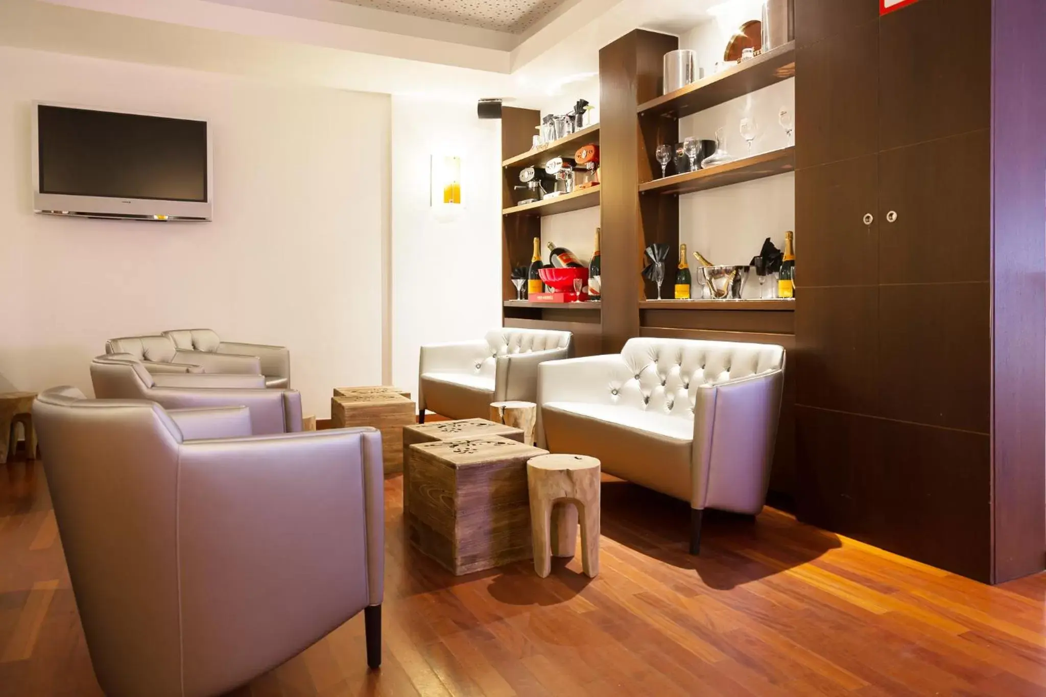 Communal lounge/ TV room, Restaurant/Places to Eat in Hotel Tristar