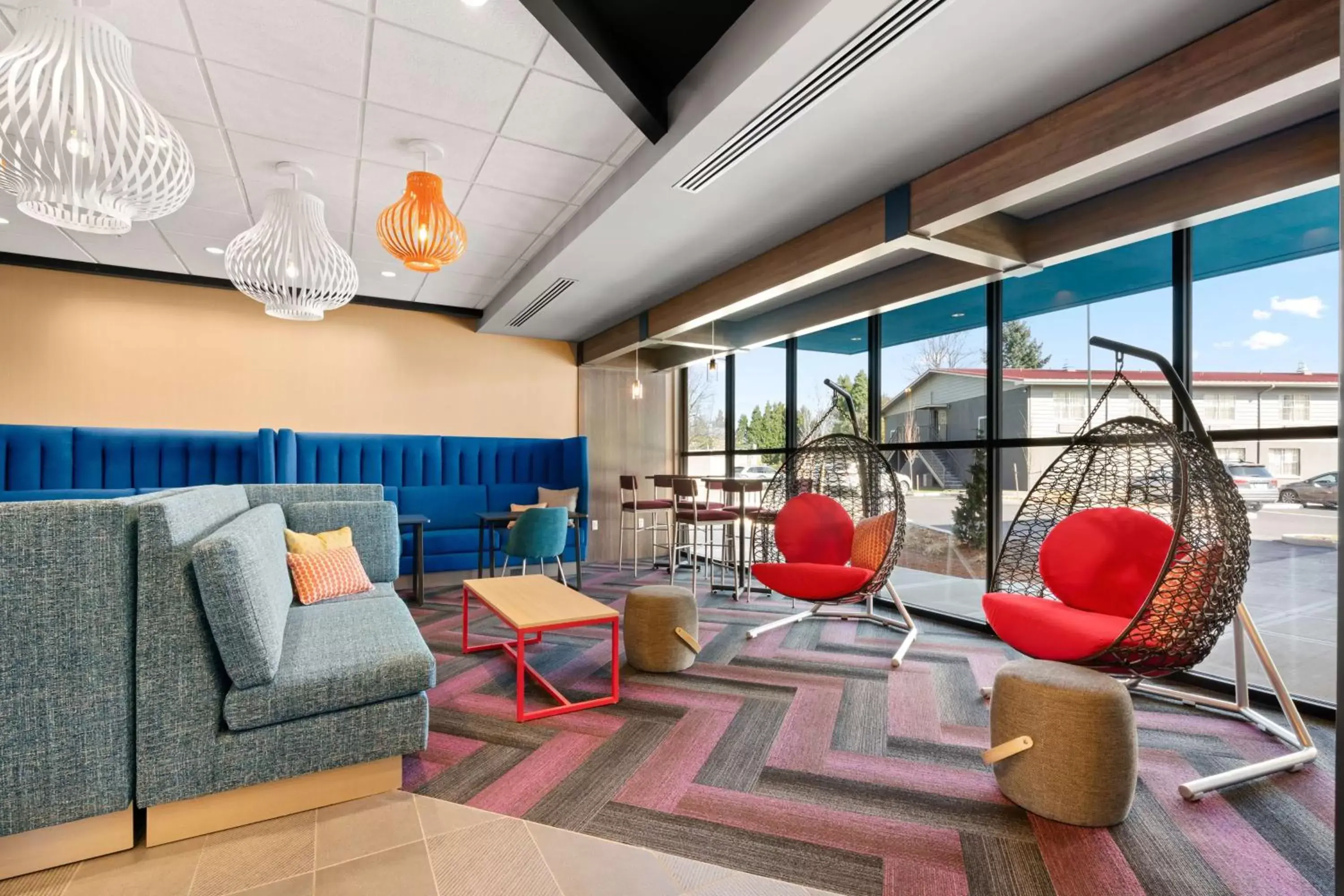 Lobby or reception, Seating Area in Tru By Hilton Portland Airport, Or