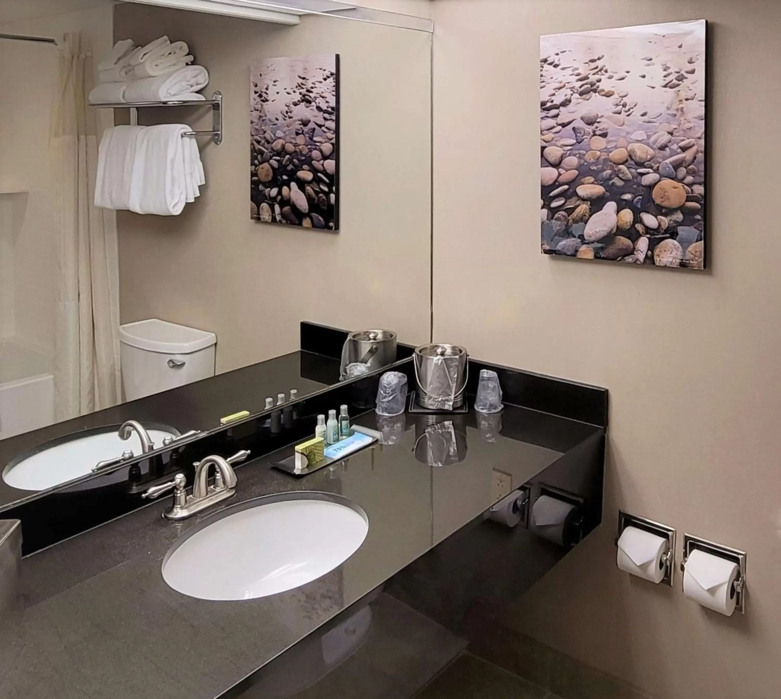 Bathroom in Riverside Hotel, BW Premier Collection