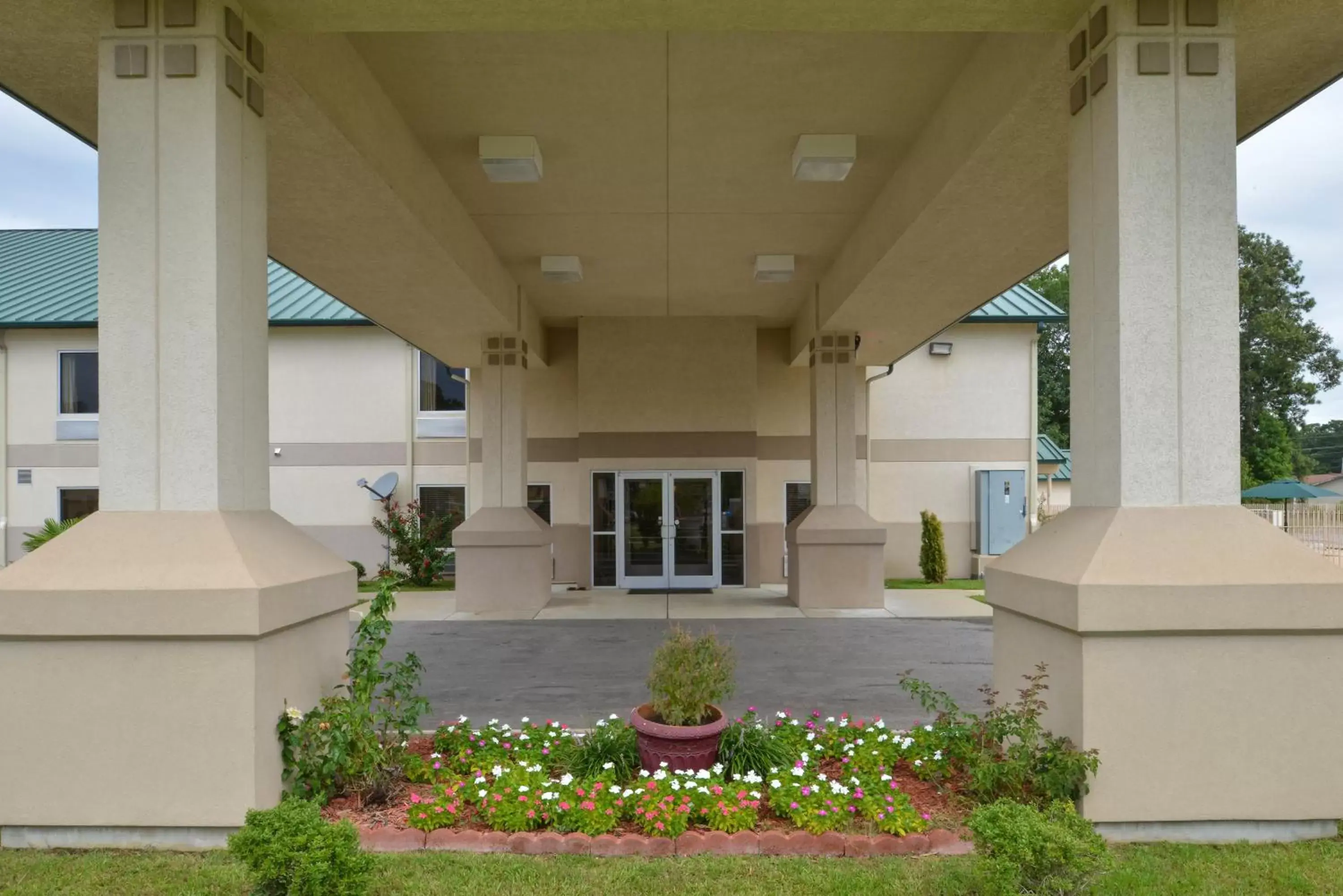 Facade/entrance in Star City Inn & Suites