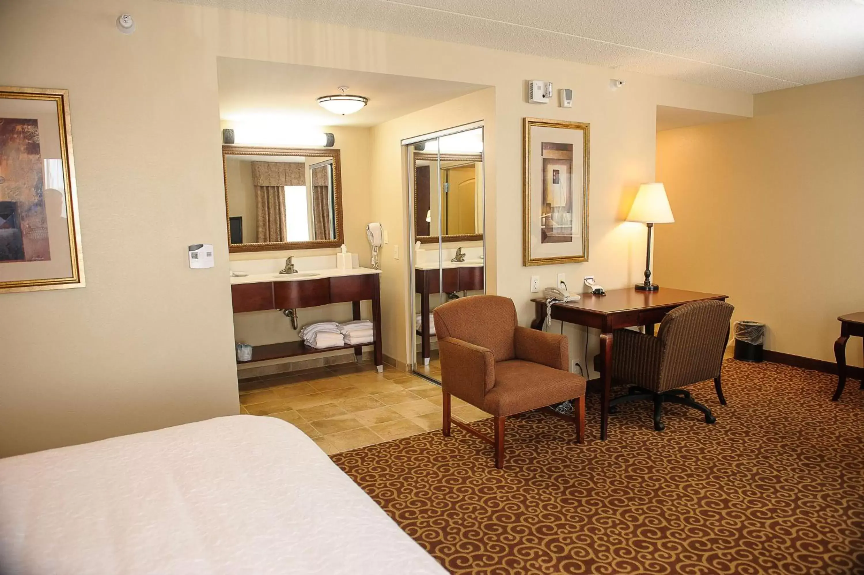 Bed, Seating Area in Hampton Inn & Suites Brookings