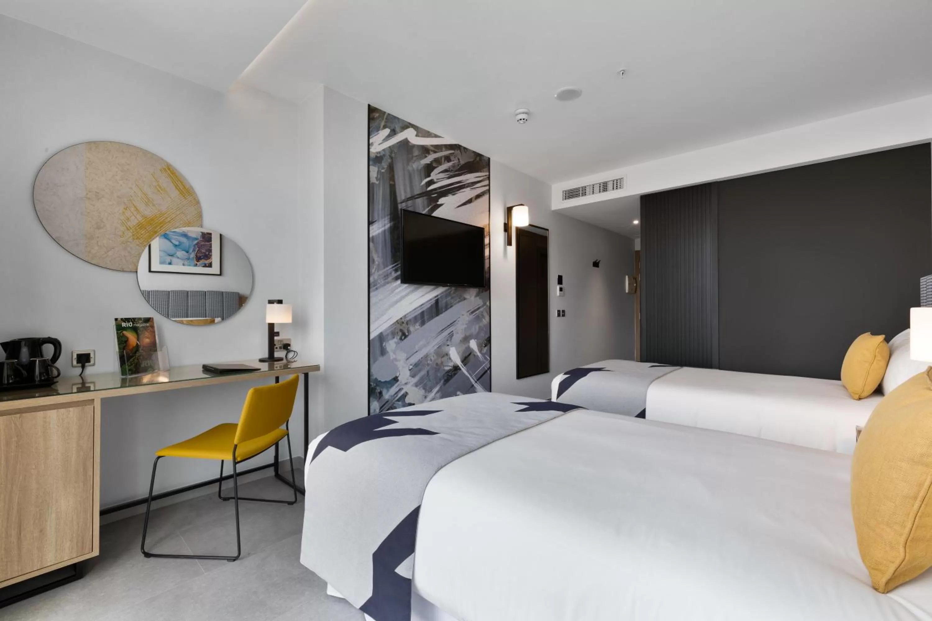 Photo of the whole room, Bed in Riu Plaza London Victoria