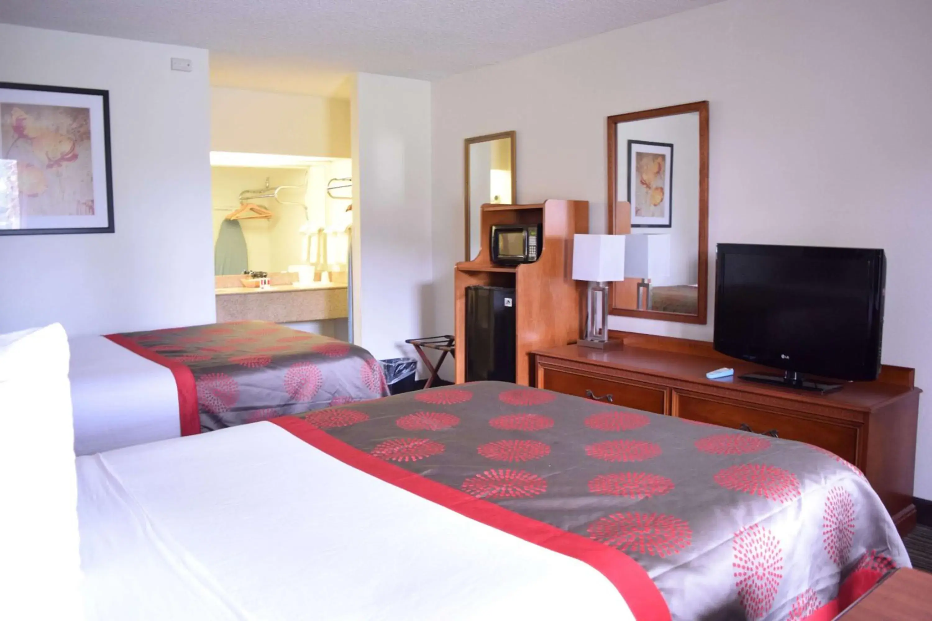 Photo of the whole room, Bed in Ramada by Wyndham Savannah Gateway