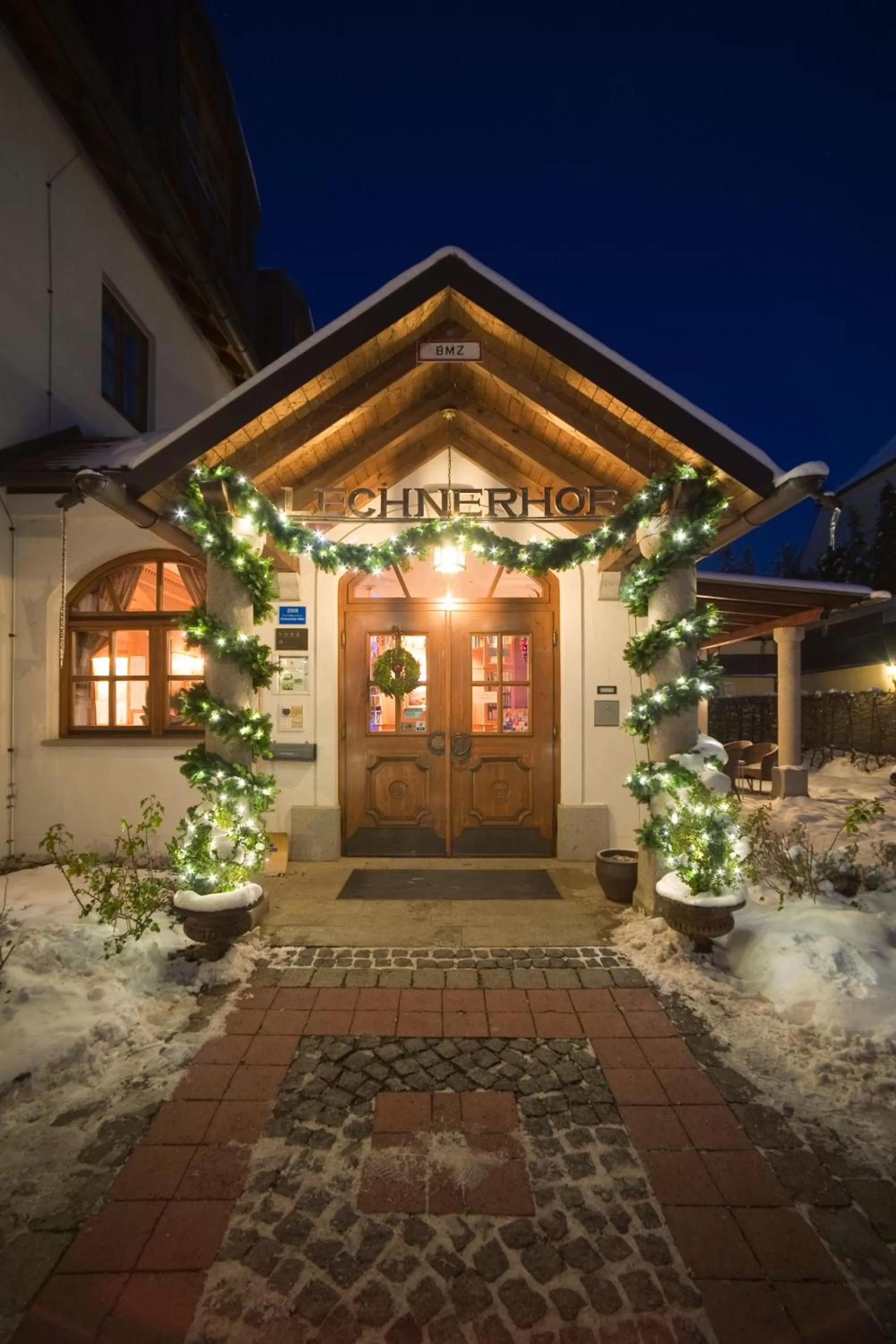 Facade/entrance in Hotel Lechnerhof Unterföhring