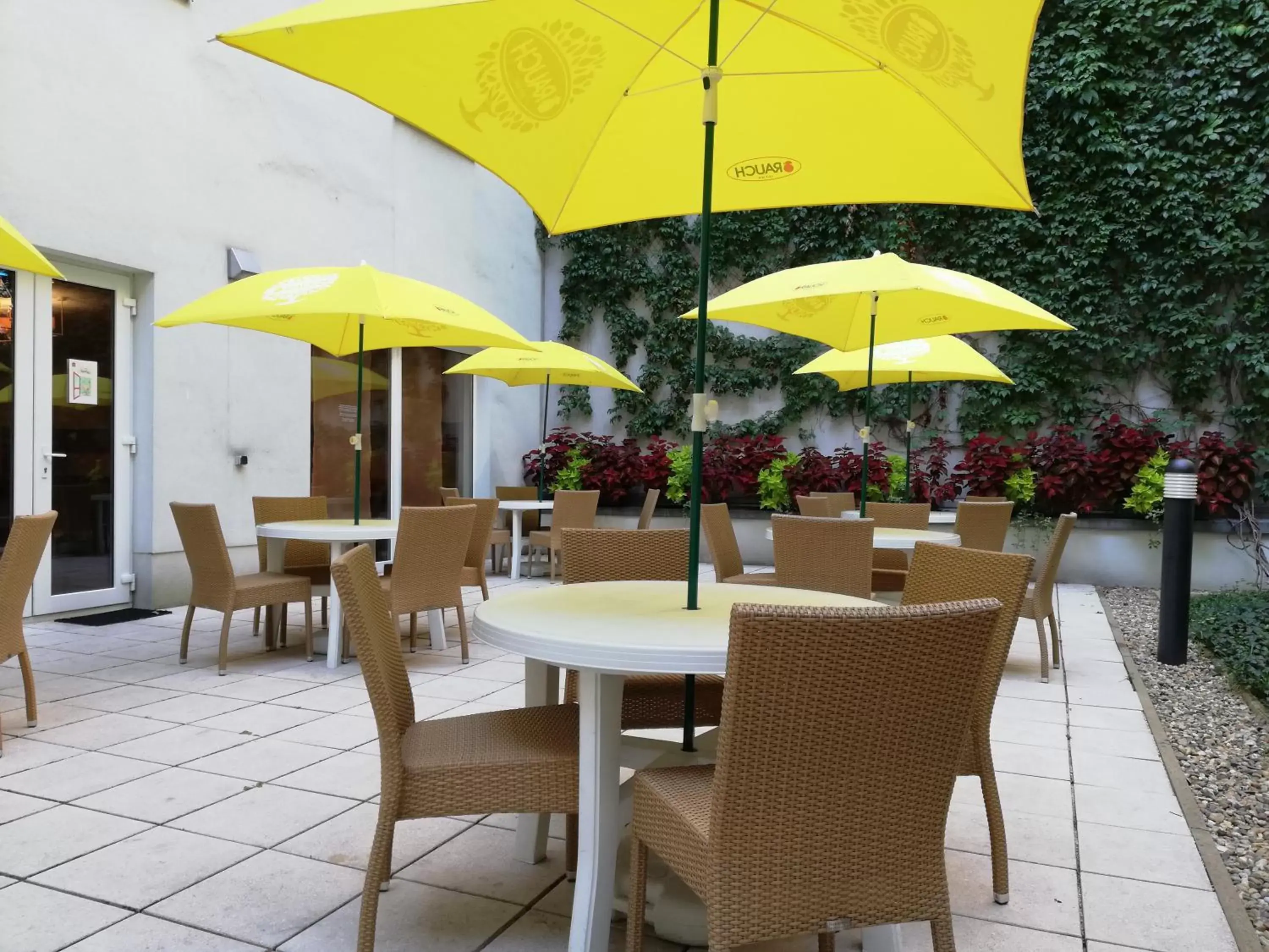 Patio, Restaurant/Places to Eat in City Hotel Budapest