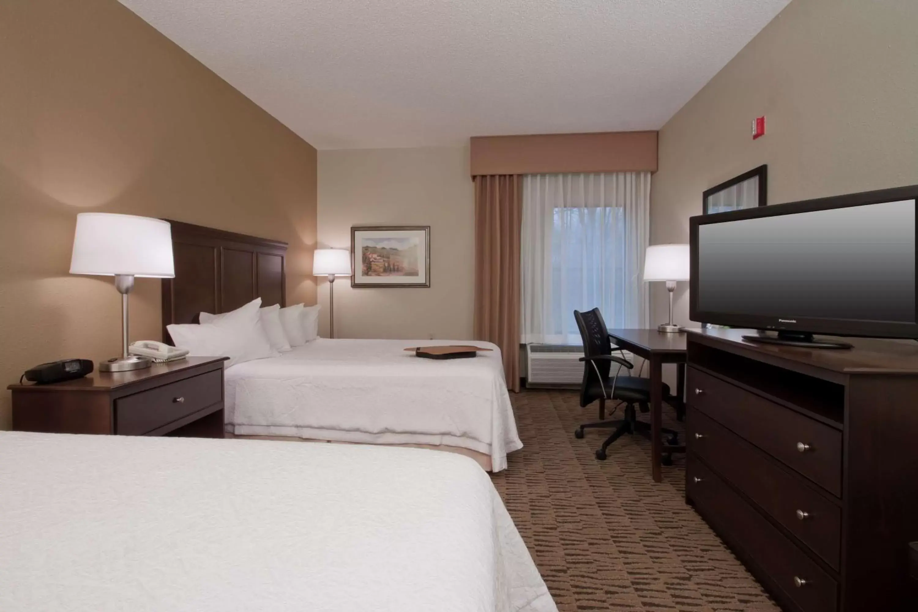 Bedroom, Bed in Hampton Inn Jackson