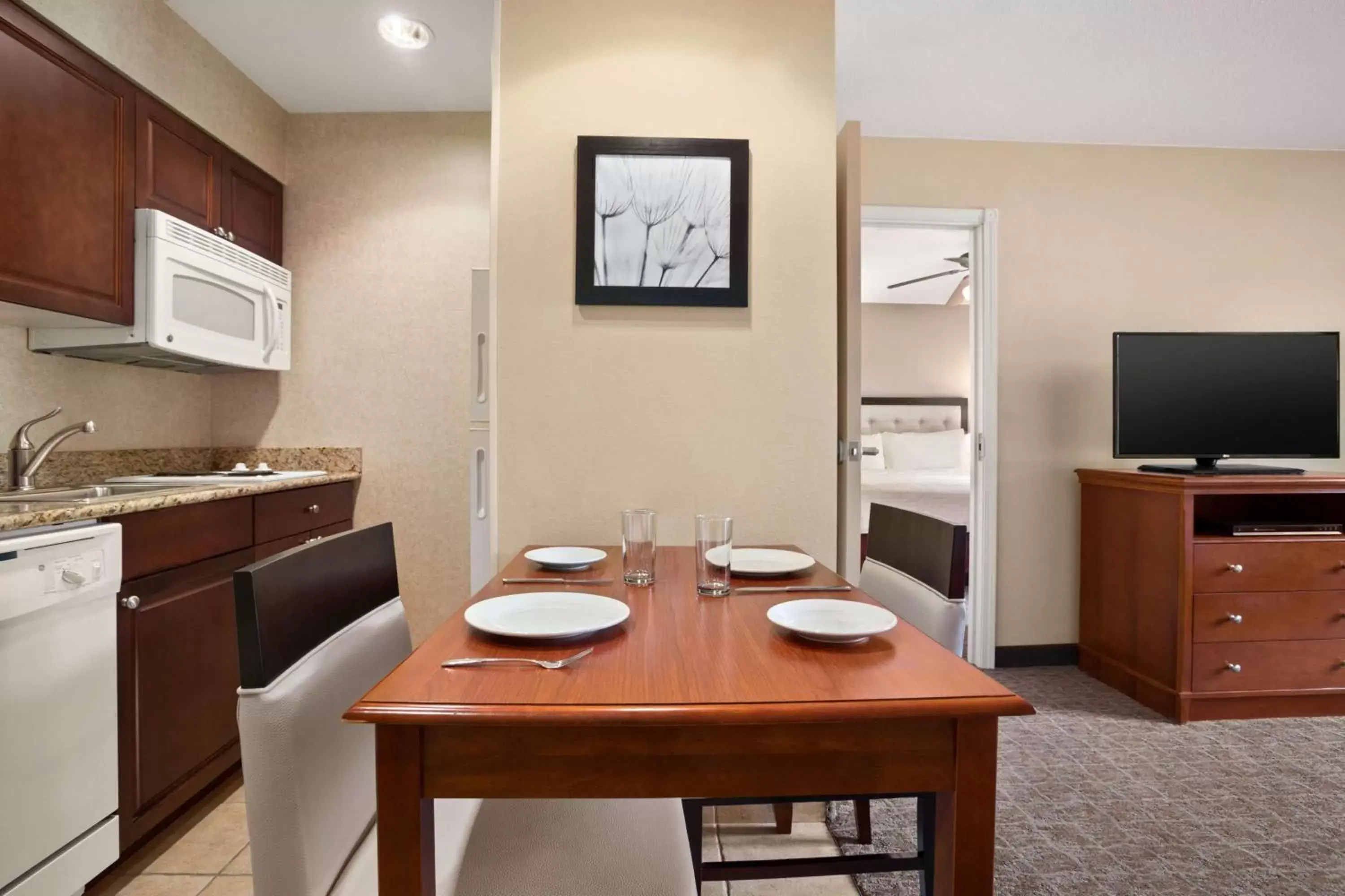 Bed, Dining Area in Homewood Suites by Hilton Denver - Littleton
