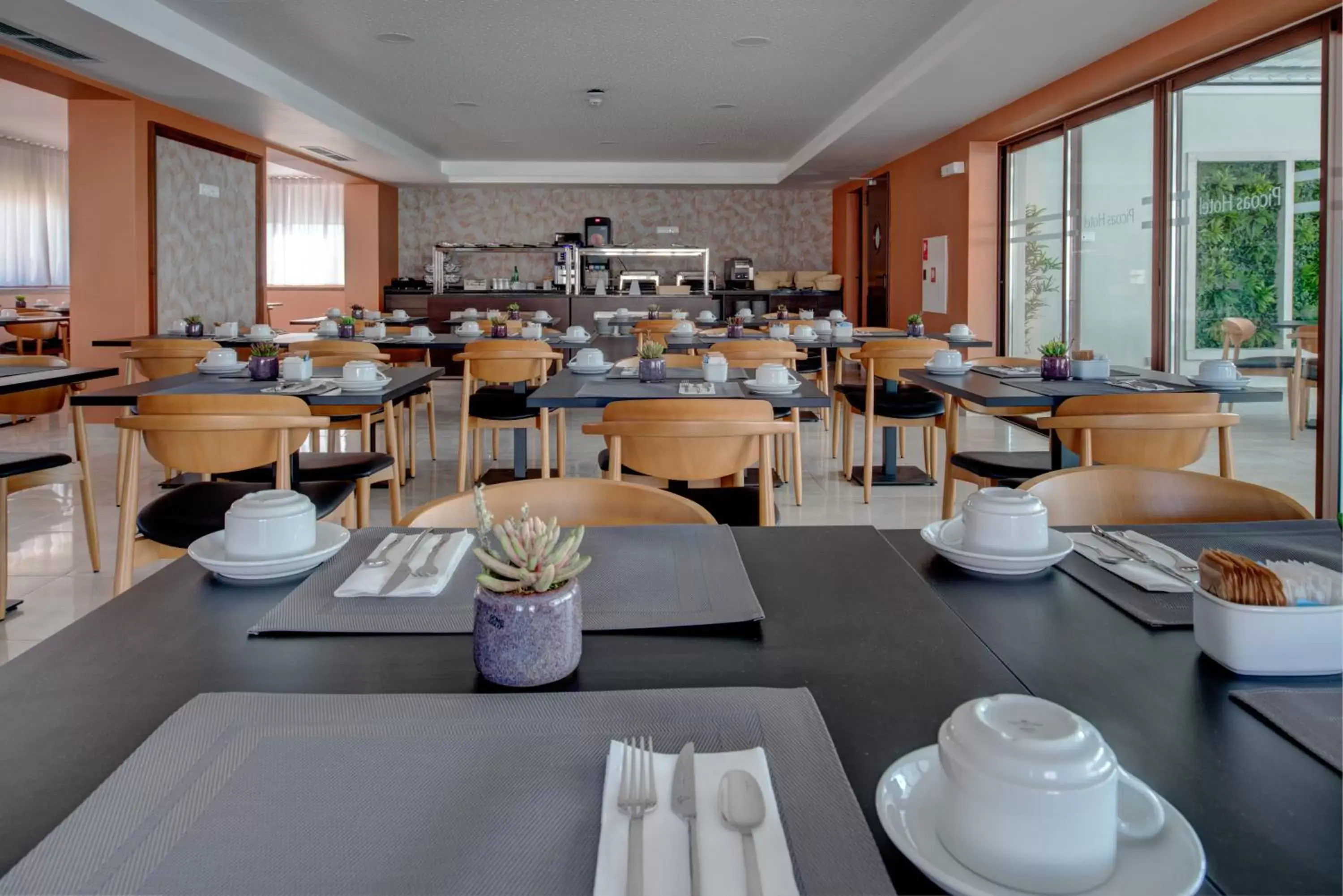 Buffet breakfast, Restaurant/Places to Eat in VIP Executive Picoas Hotel