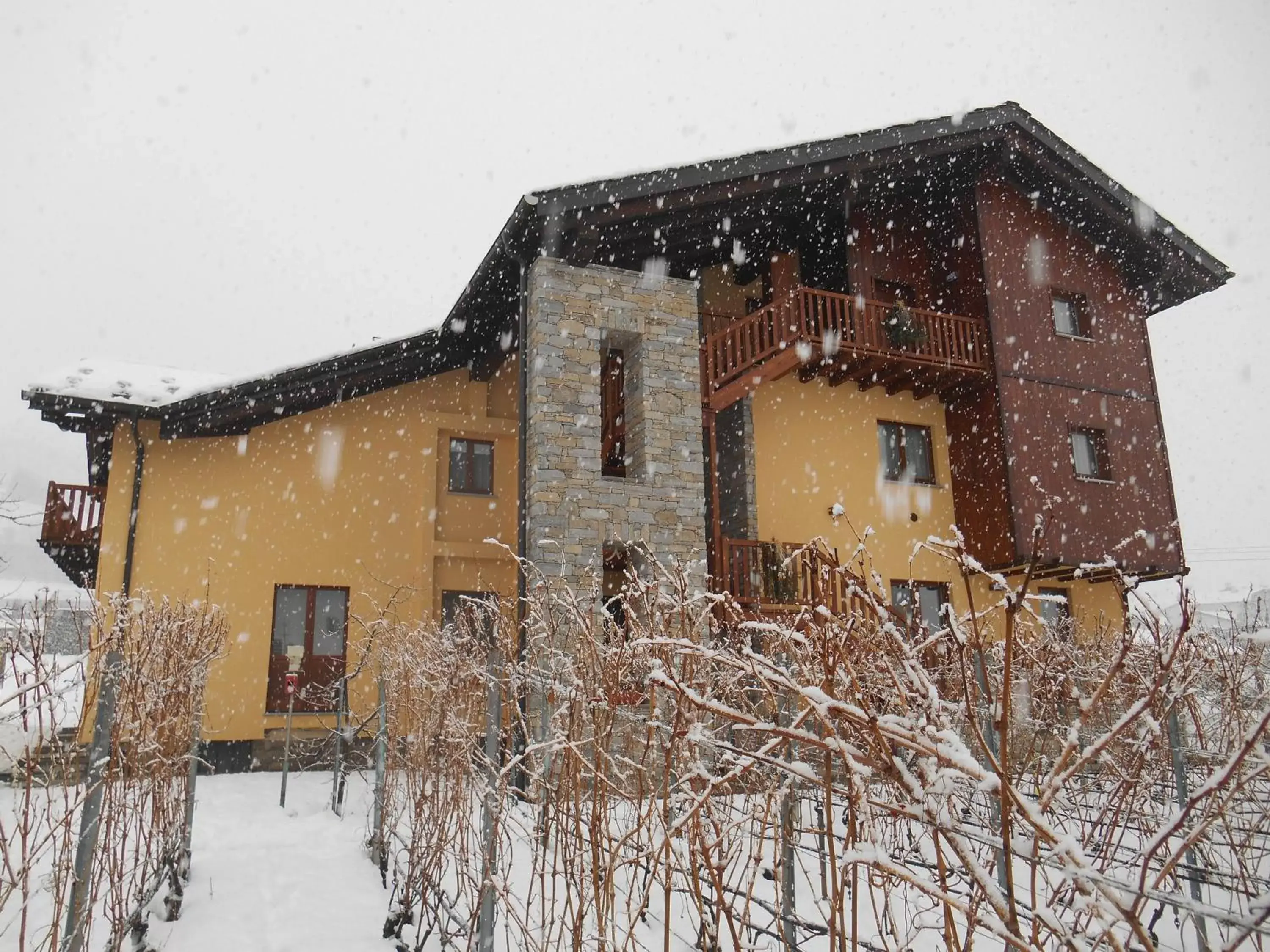 Facade/entrance, Winter in La Vigne de Papagran