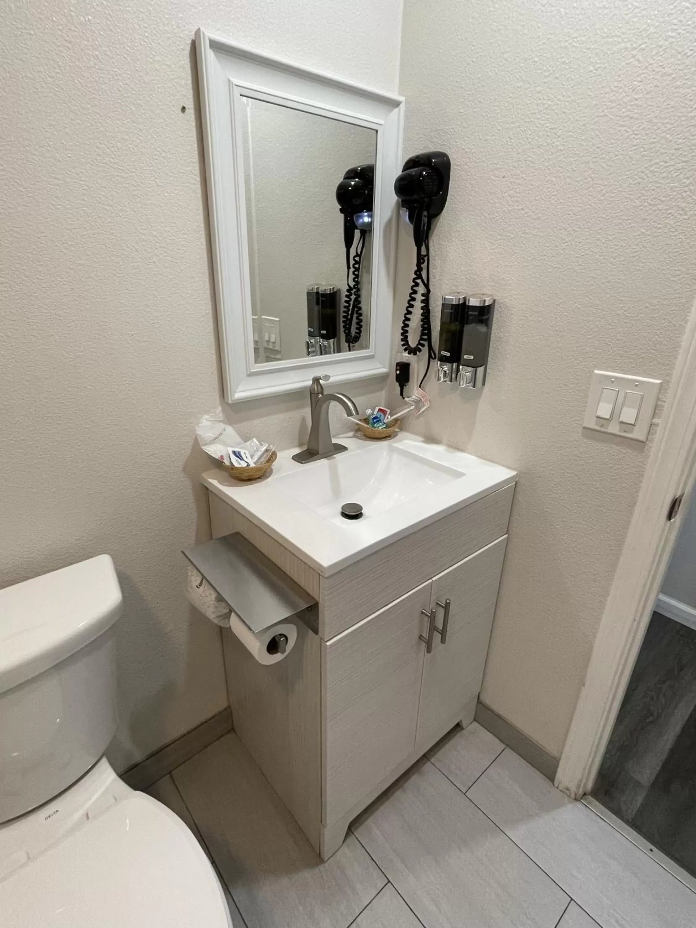 Toilet, Bathroom in Fontana Inn