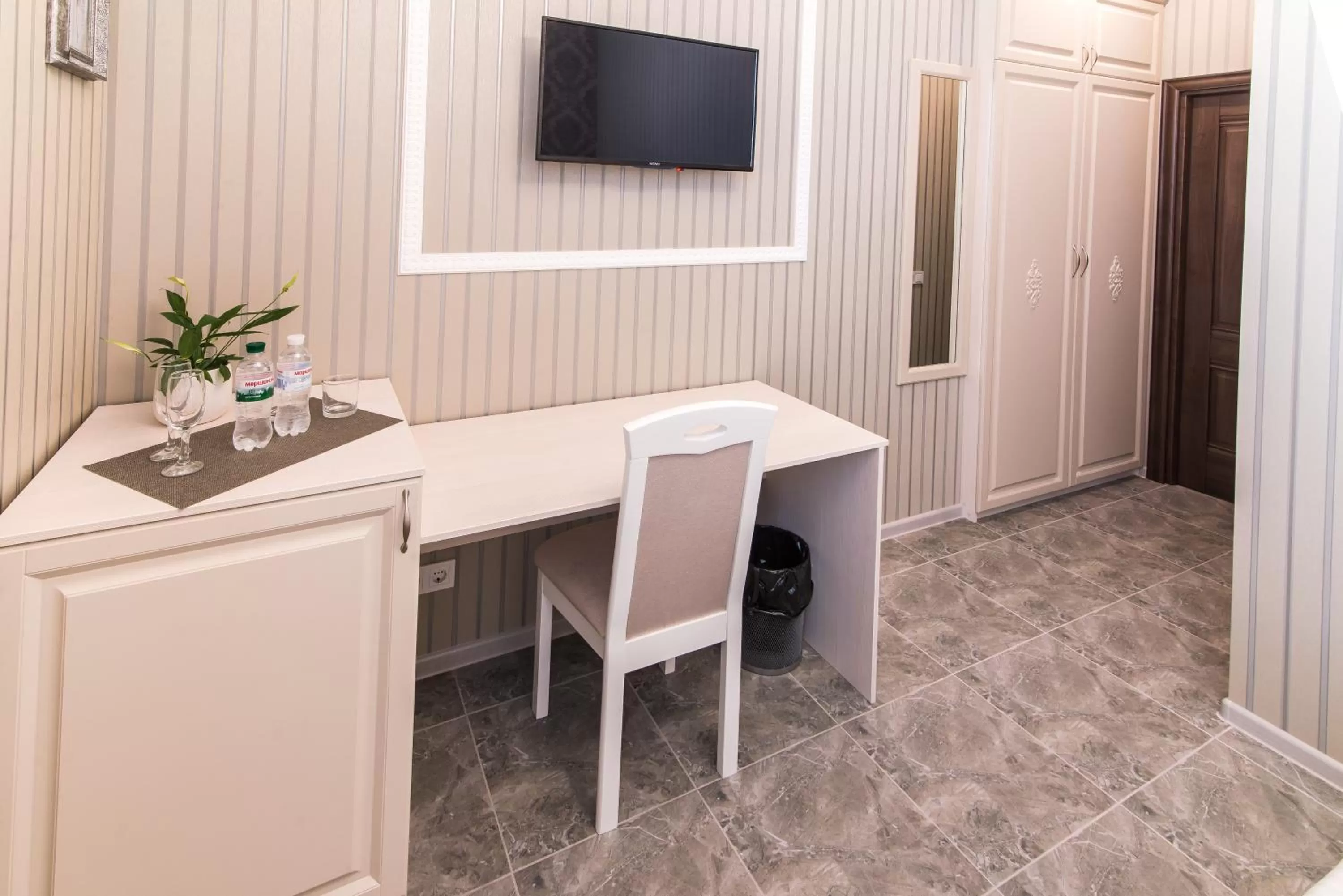 TV and multimedia in L.O.Y Family Hotel