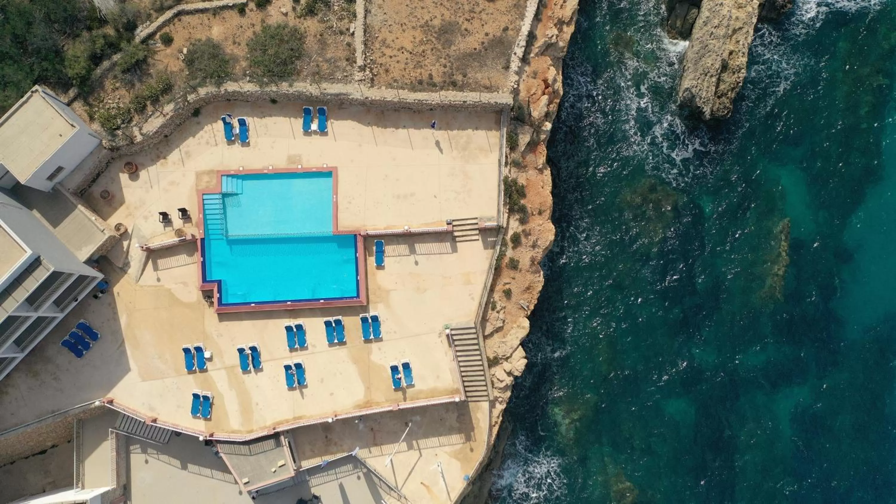 Swimming pool in Paradise Bay Resort