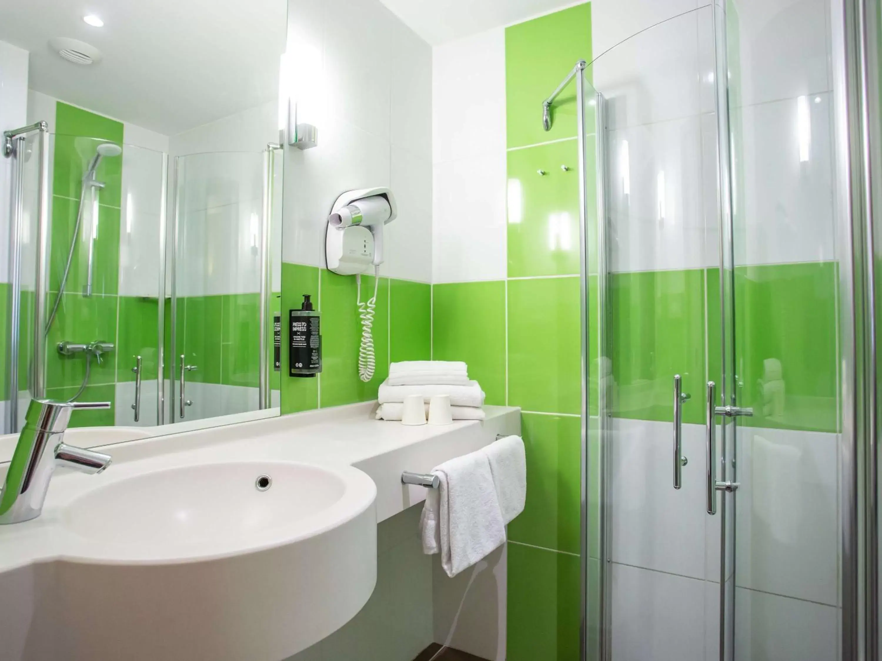 Bedroom, Bathroom in ibis Styles Bourges