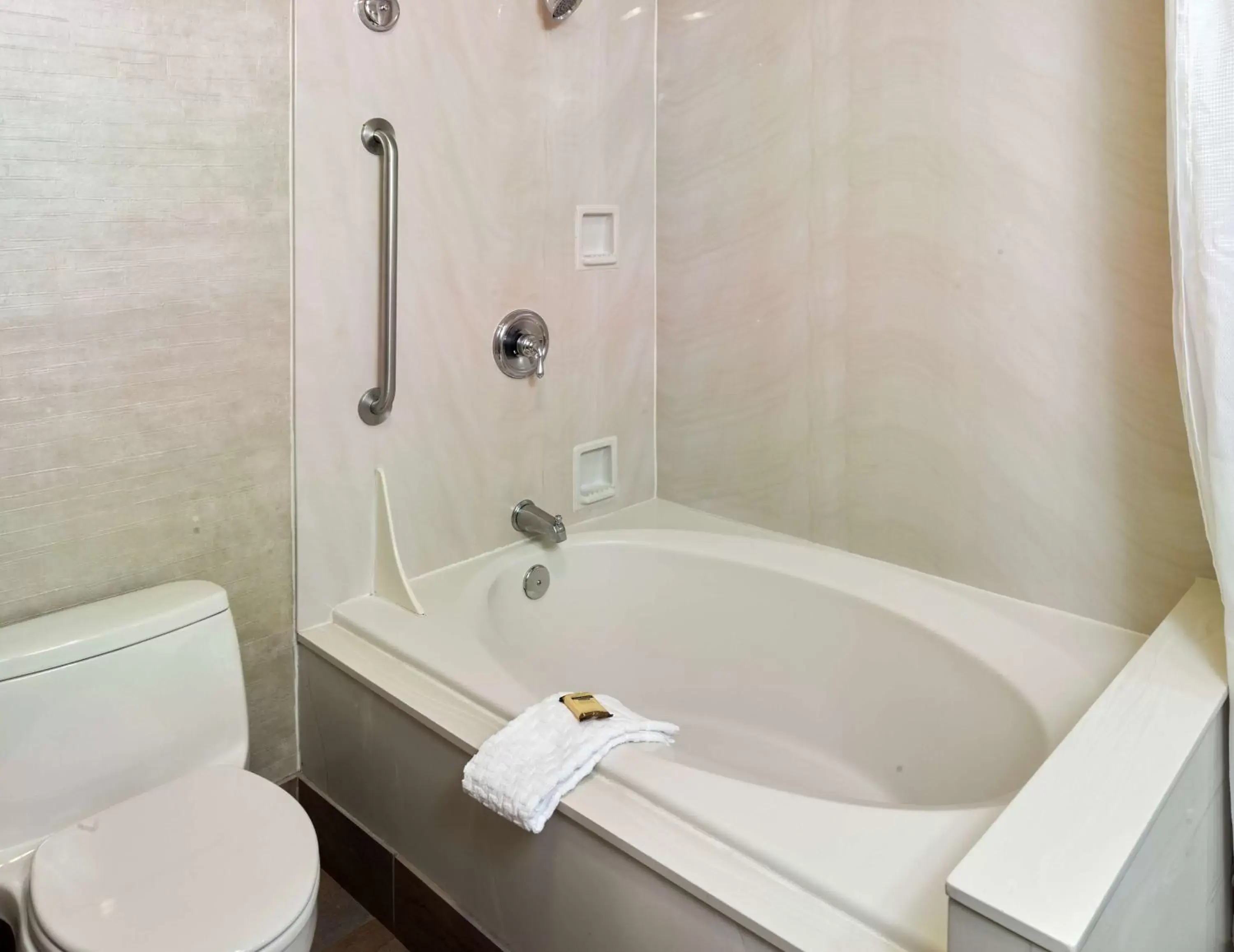 Bathroom in Squire Resort at the Grand Canyon, BW Signature Collection