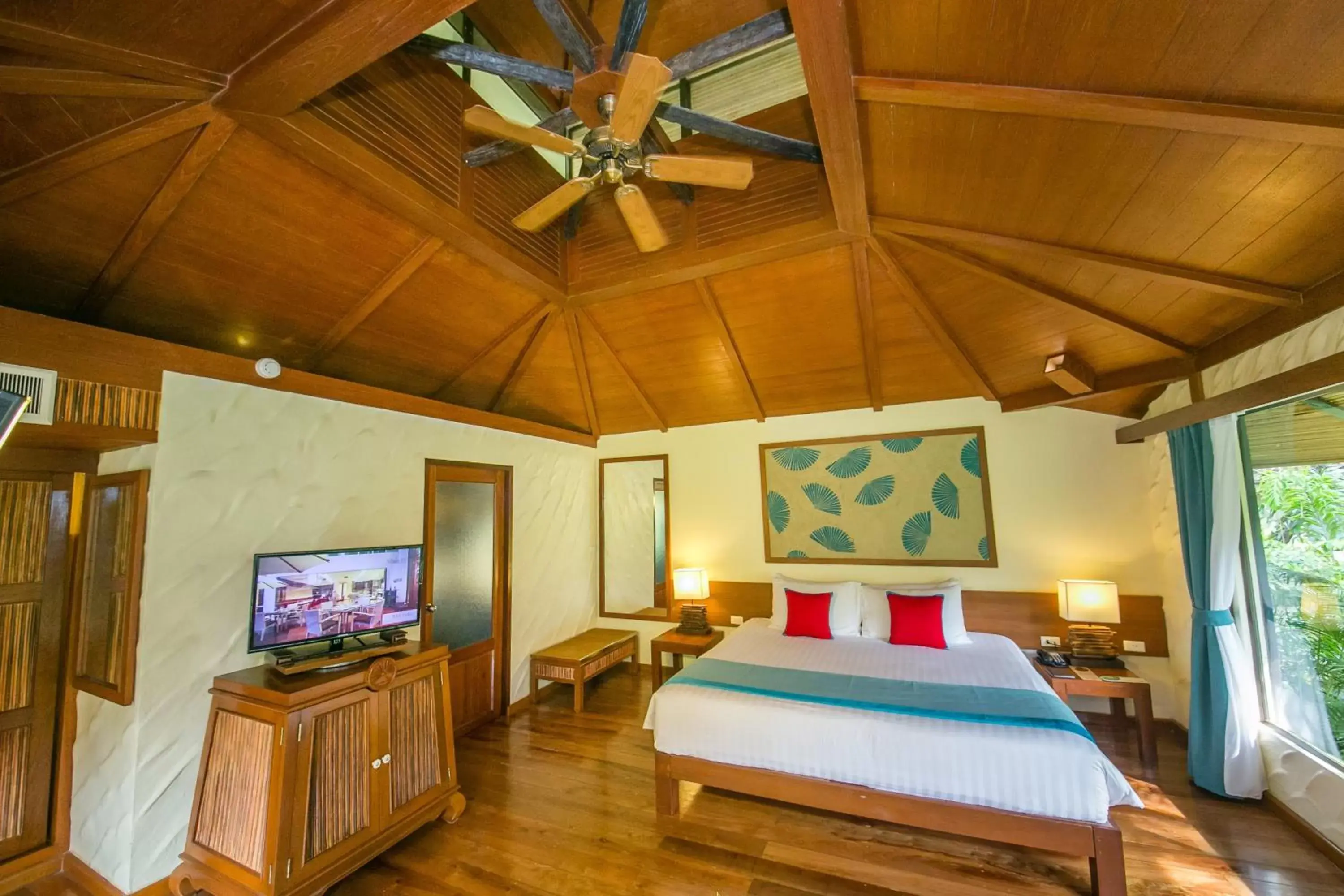 Photo of the whole room, Bed in Centara Koh Chang Tropicana Resort