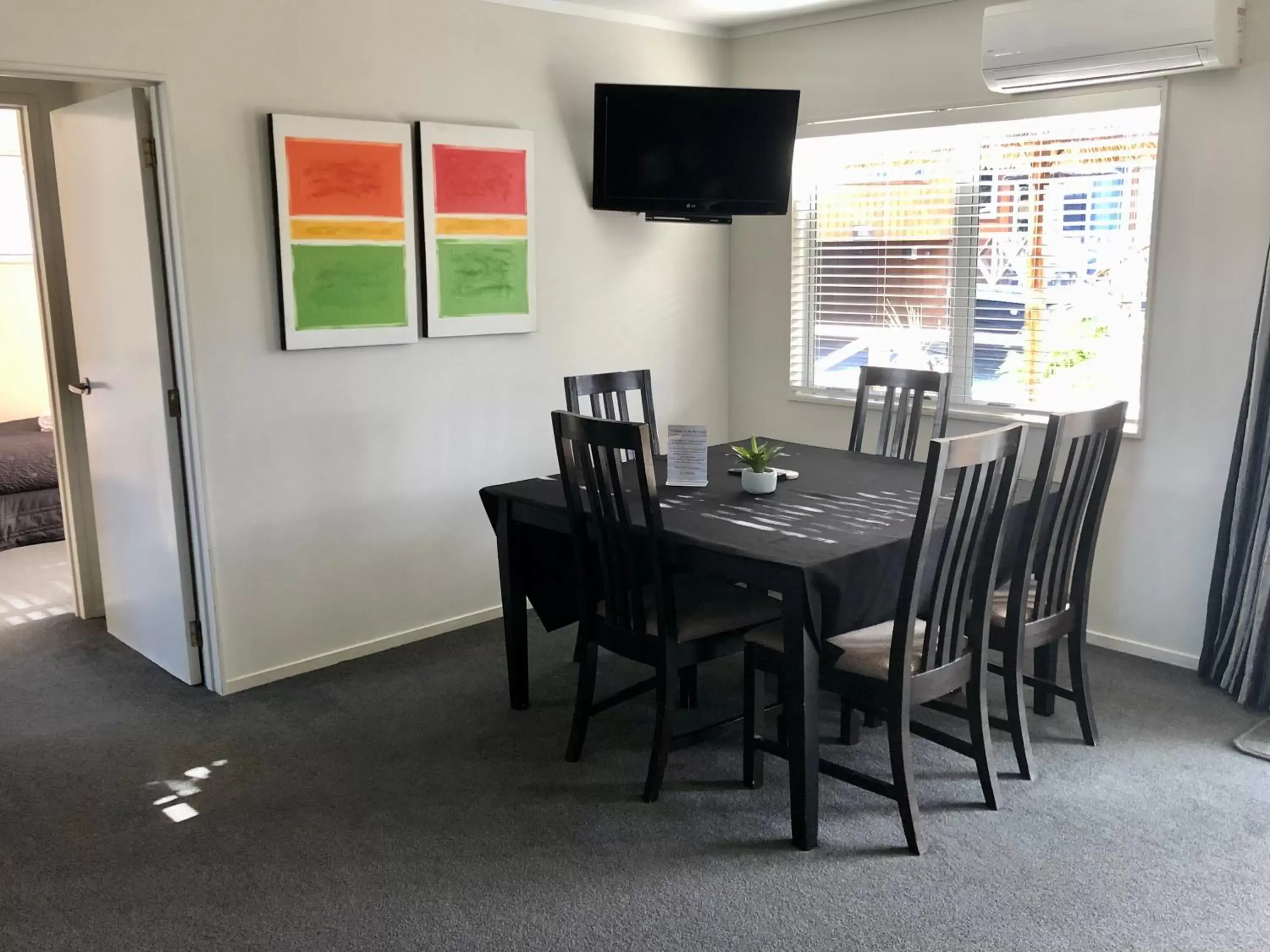 Dining Area in Anchor Lodge Motel