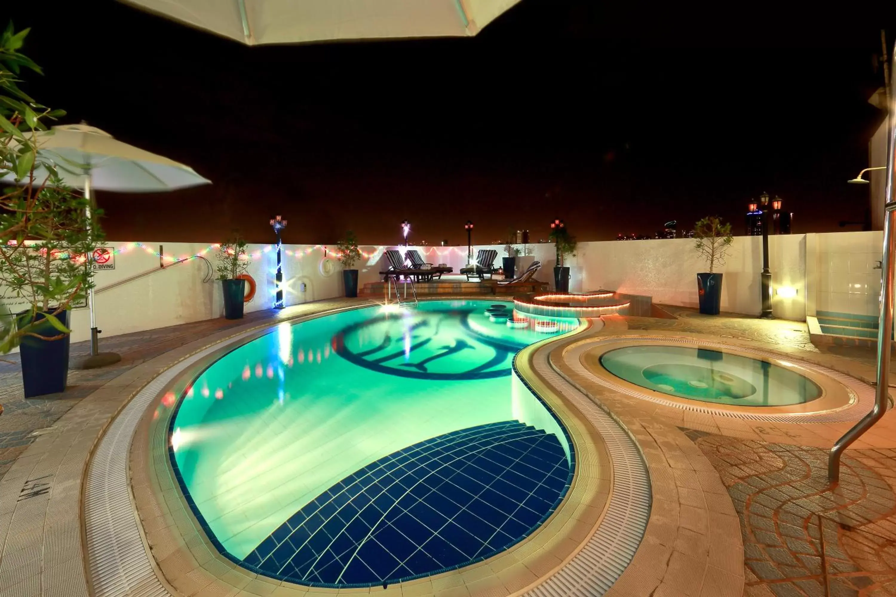 Fitness centre/facilities, Swimming Pool in Howard Johnson Bur Dubai