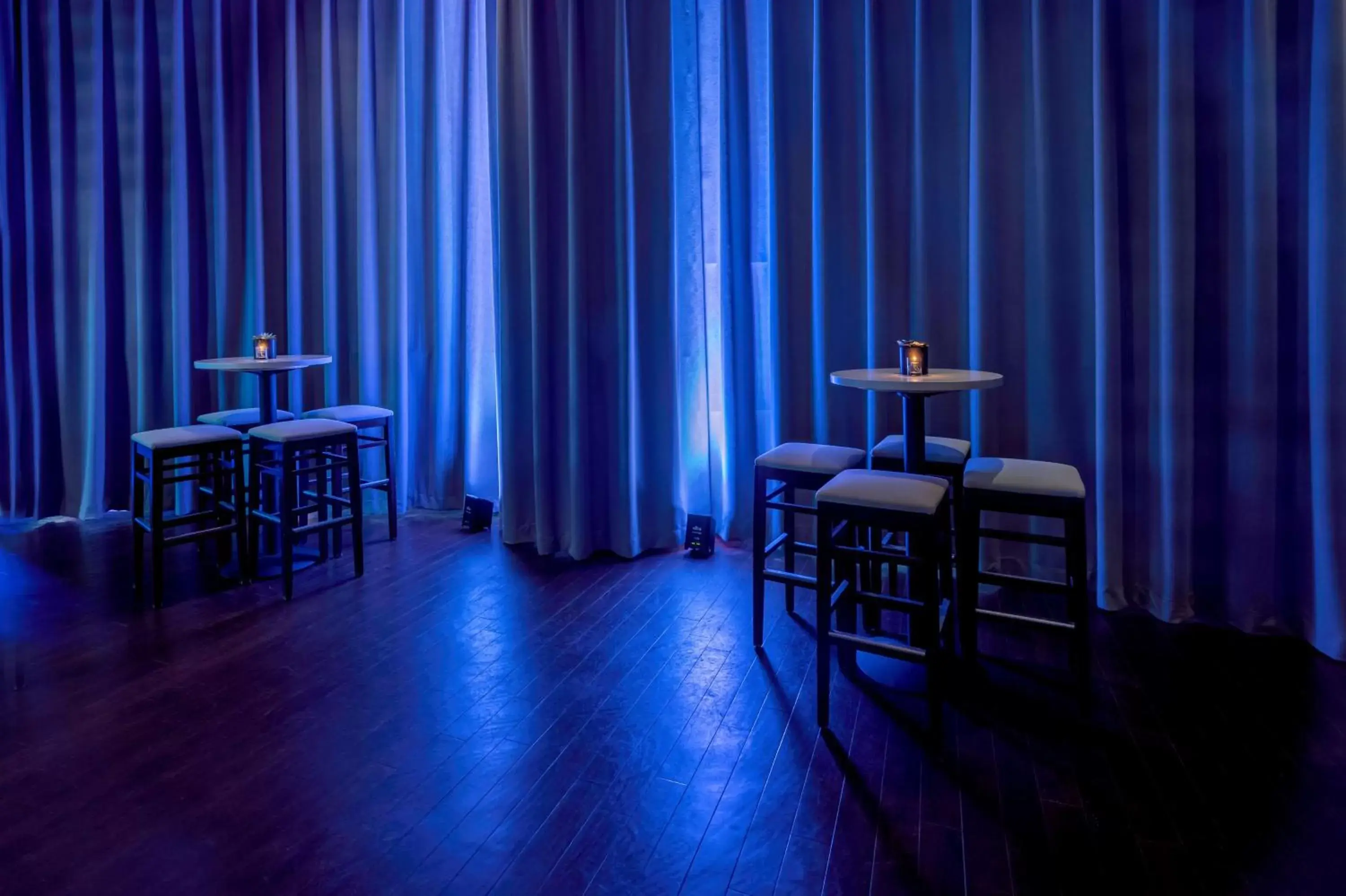 Lounge or bar, Dining Area in Hilton New York Fashion District