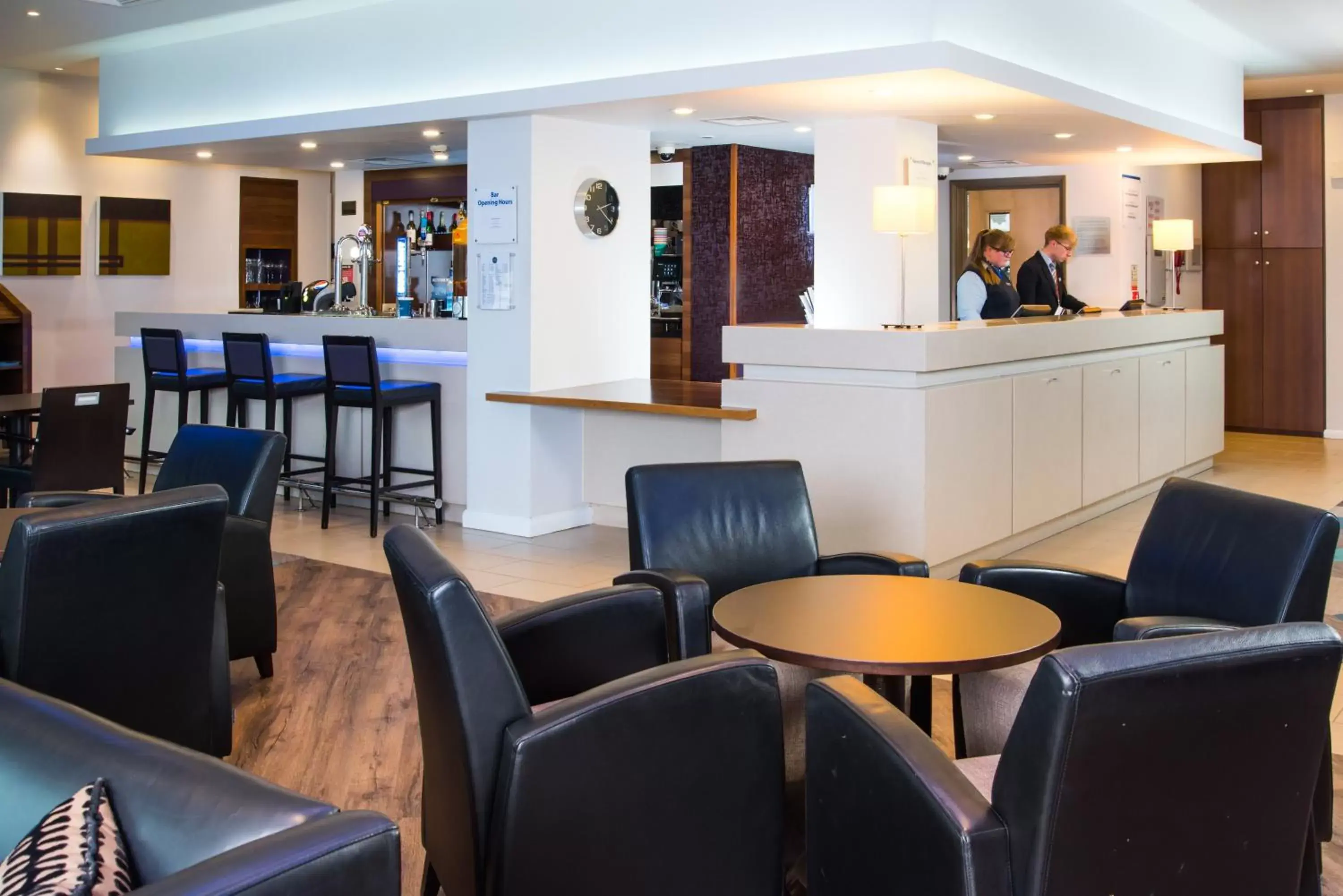 Lounge or bar in Holiday Inn Express Lincoln City Centre, an IHG Hotel