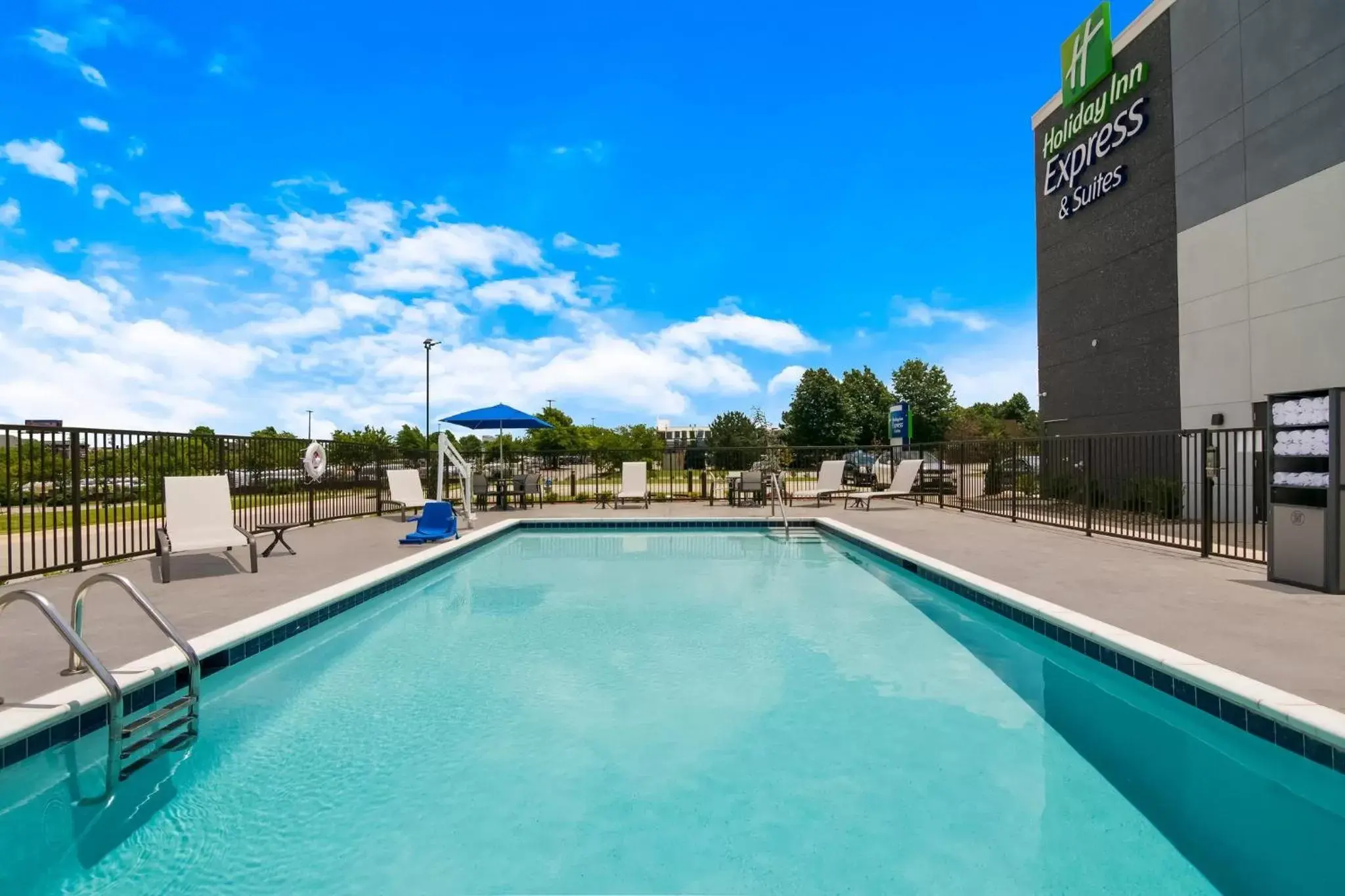 Swimming Pool in Holiday Inn Express & Suites - Springdale - Fayetteville Area