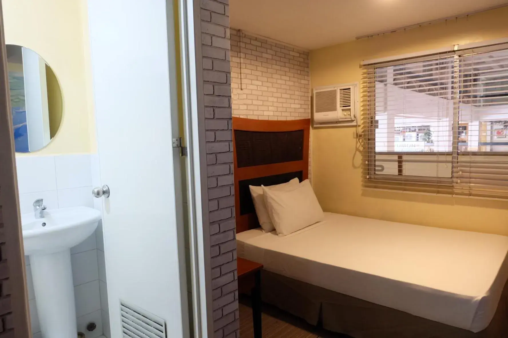 Bedroom, Bathroom in Spaces Hotel Makati - People & Pets