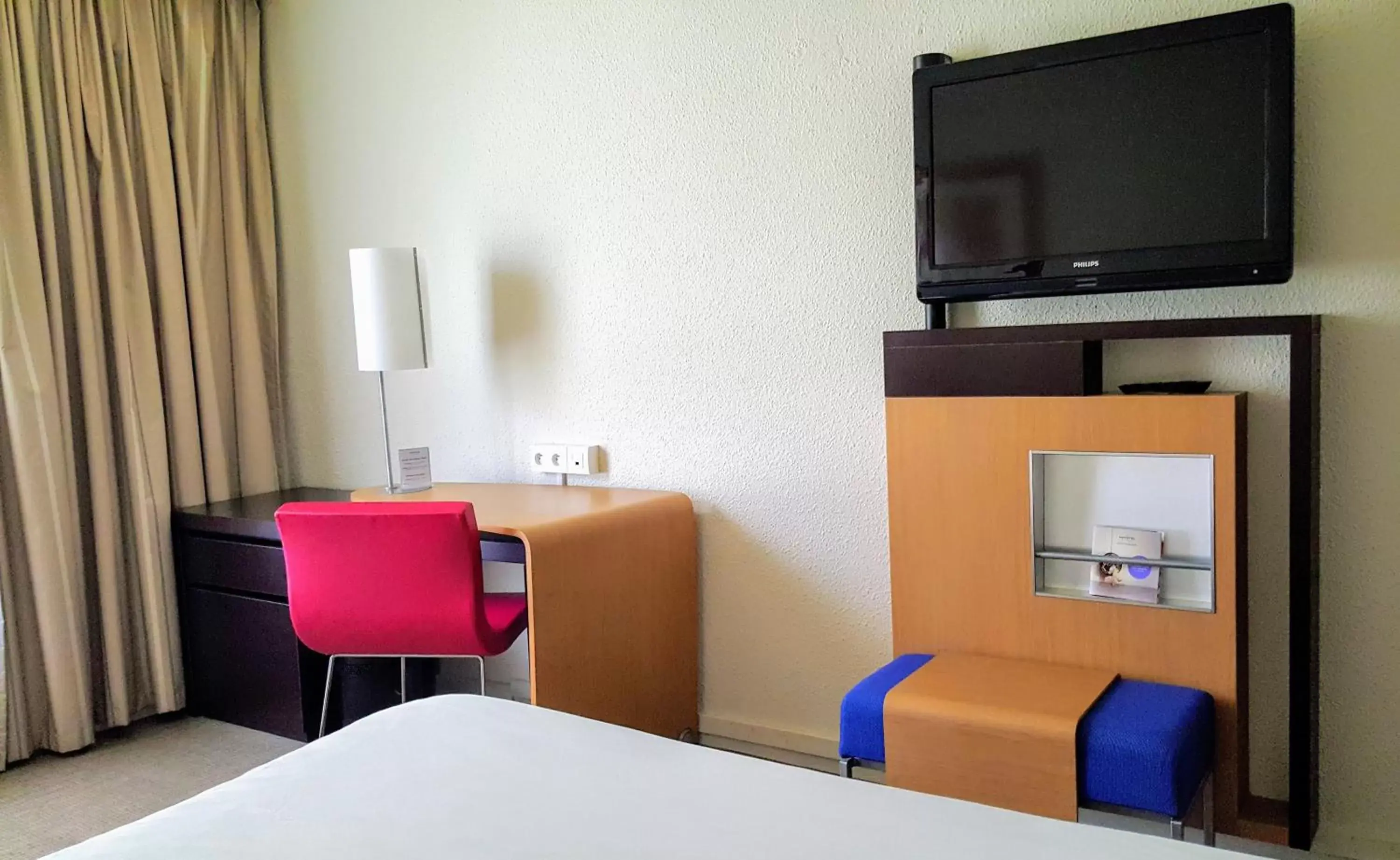 Bed, TV/Entertainment Center in Novotel Narbonne Sud A9/A61