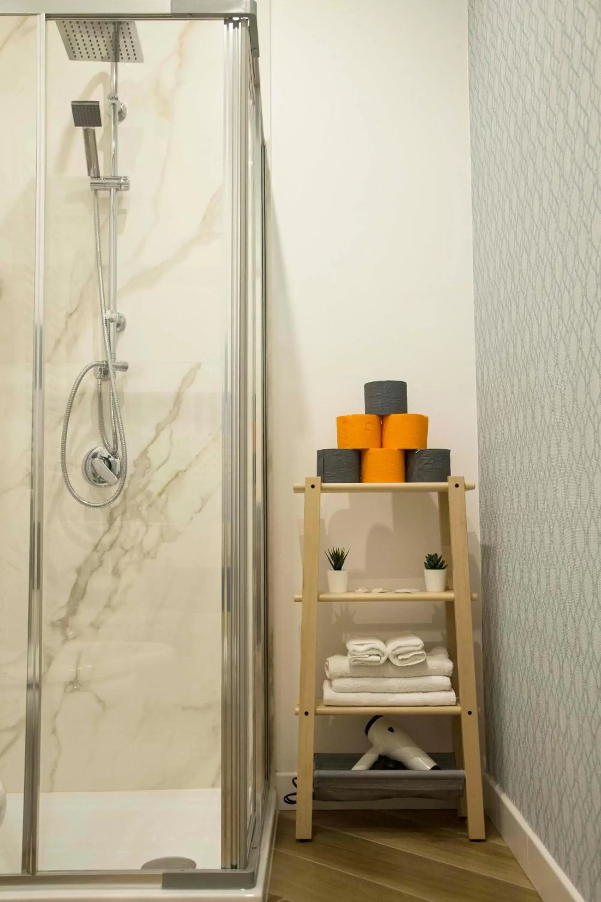 Shower, Bathroom in Garibaldi Rooms