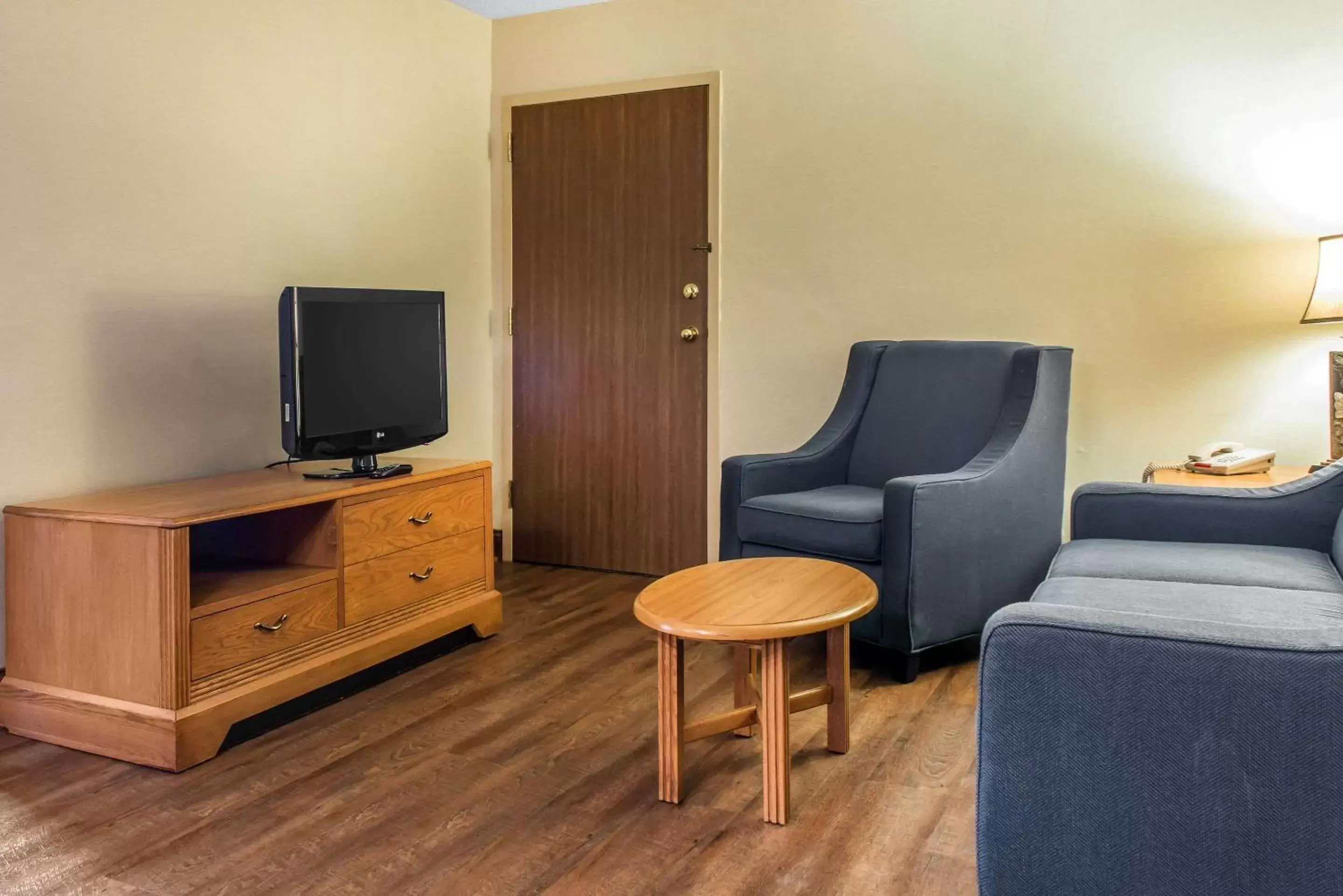 Bedroom, Seating Area in Comfort Inn & Suites