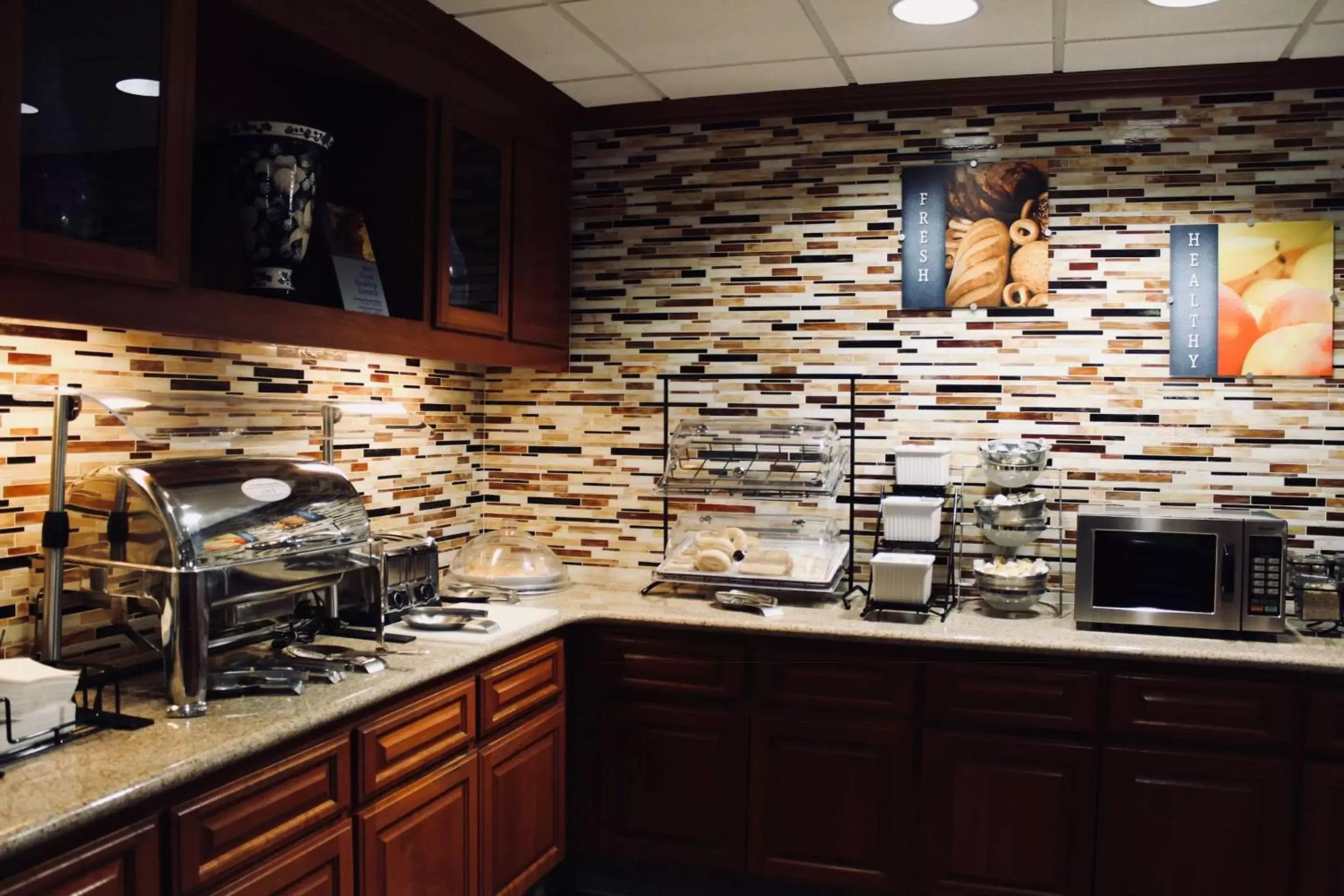 Restaurant/places to eat, Kitchen/Kitchenette in Best Western Plus Arrowhead Hotel