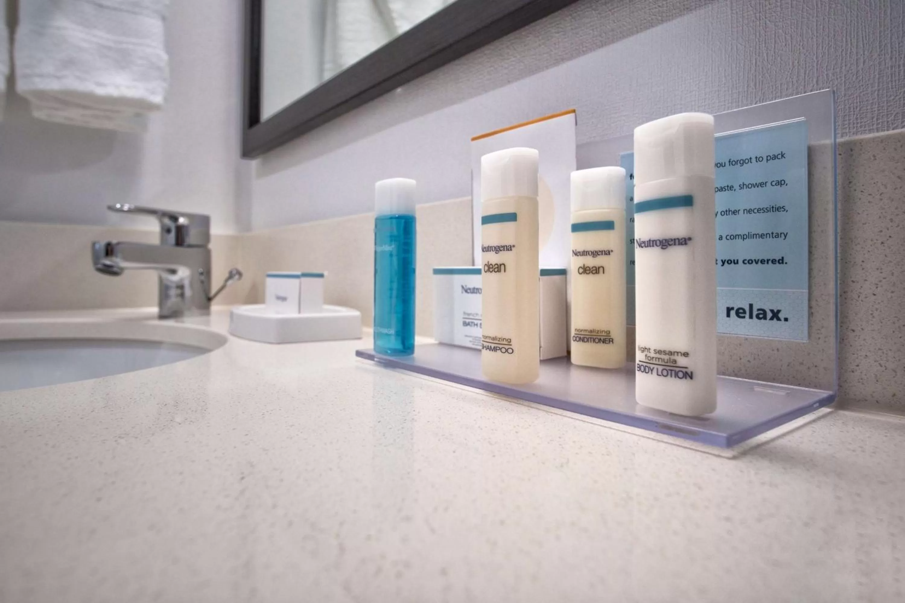 Bathroom in Hampton Inn Oklahoma City/Yukon