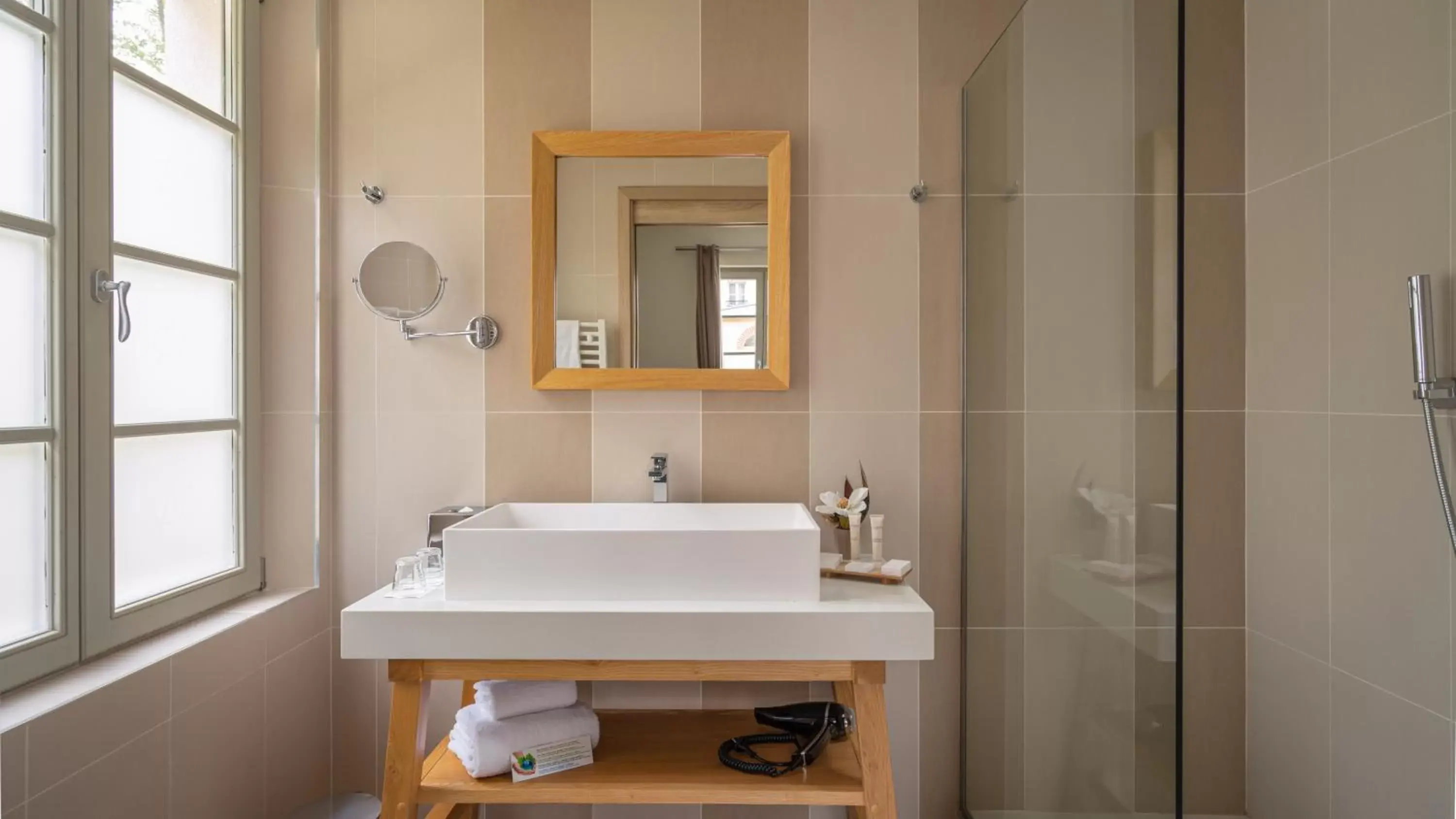Bathroom in Castel Maintenon Hôtel & Spa