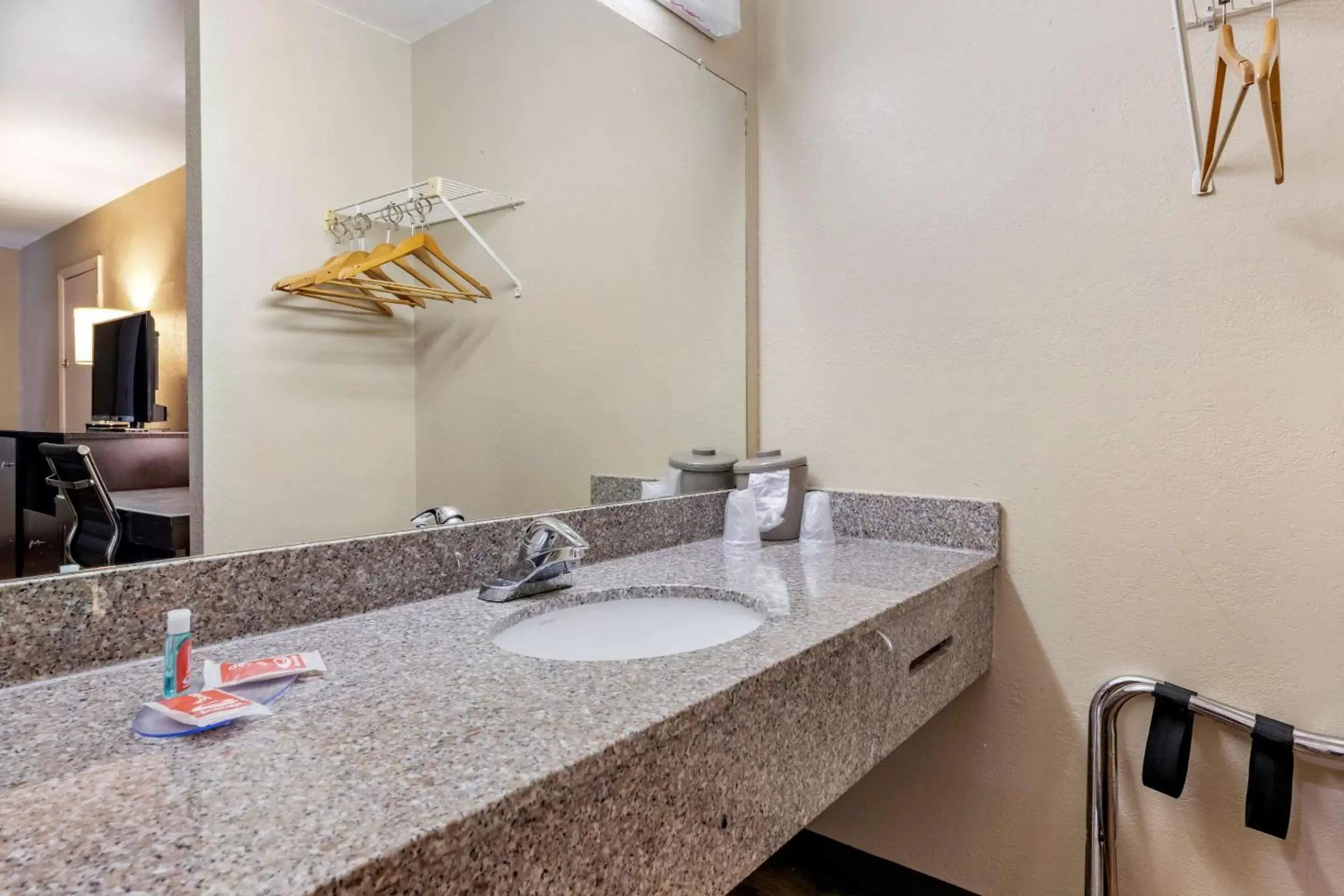 Bathroom in Econo Lodge Sebring