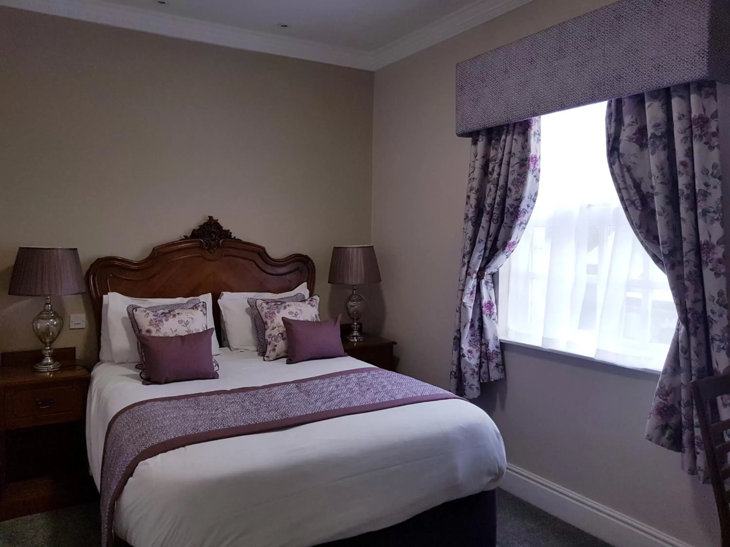 Bedroom, Bed in The Atherstone Red Lion Hotel
