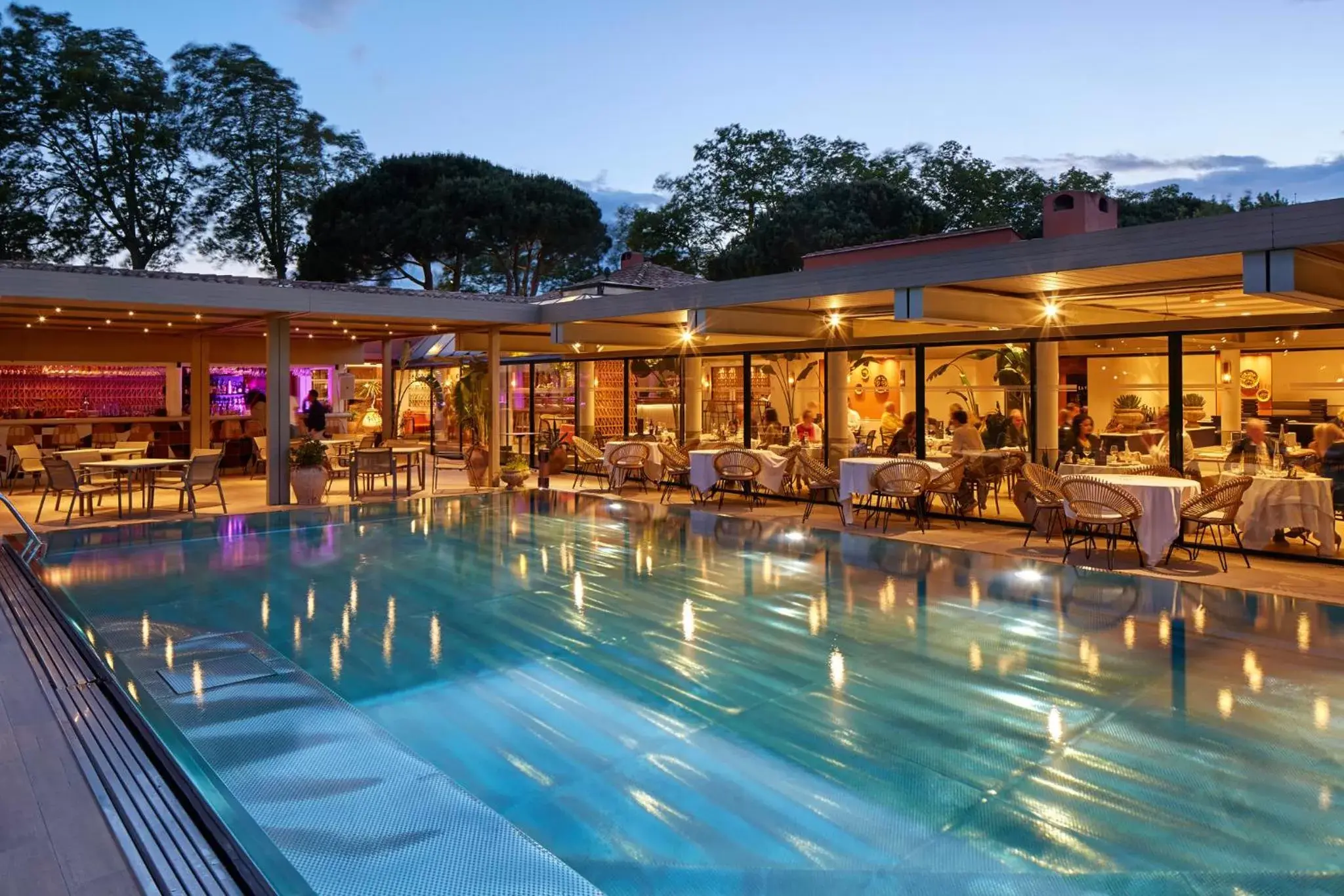 Restaurant/places to eat, Swimming Pool in Villa Duflot Hôtel & Spa Perpignan