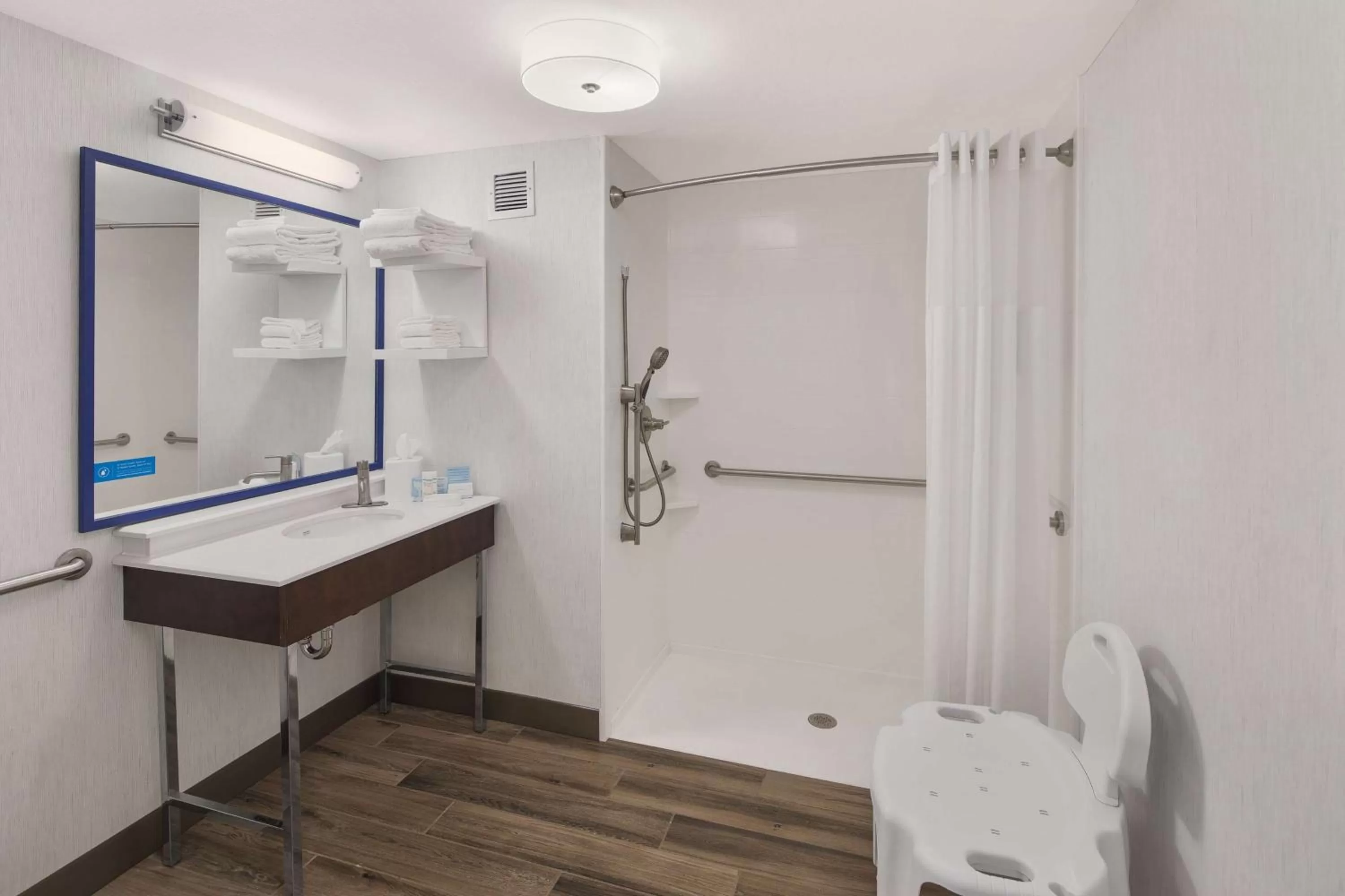 Bathroom in Hampton Inn Lagrange near Callaway Gardens