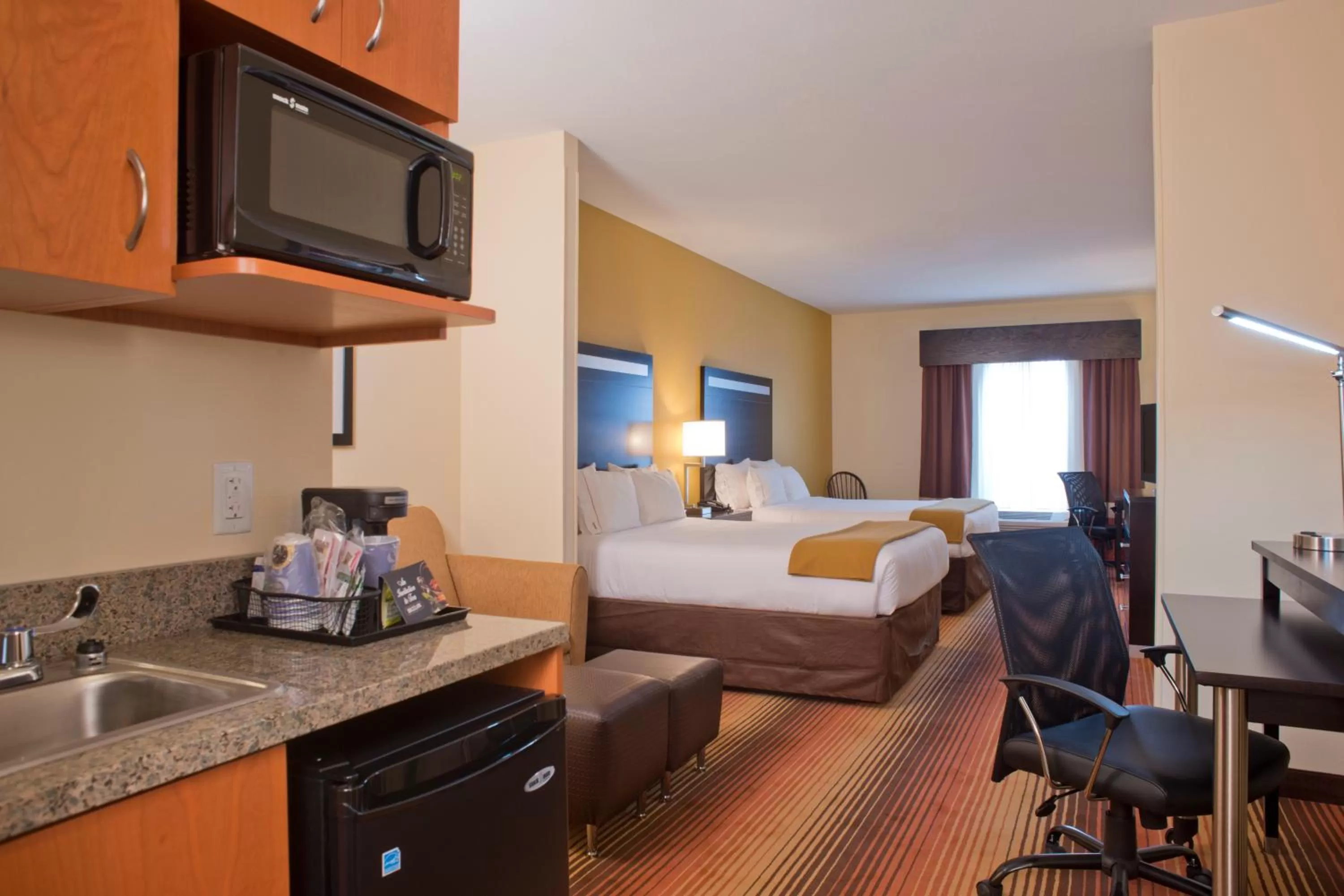 Kitchen or kitchenette, Bed in Holiday Inn Express Hotel & Suites Prattville South by IHG