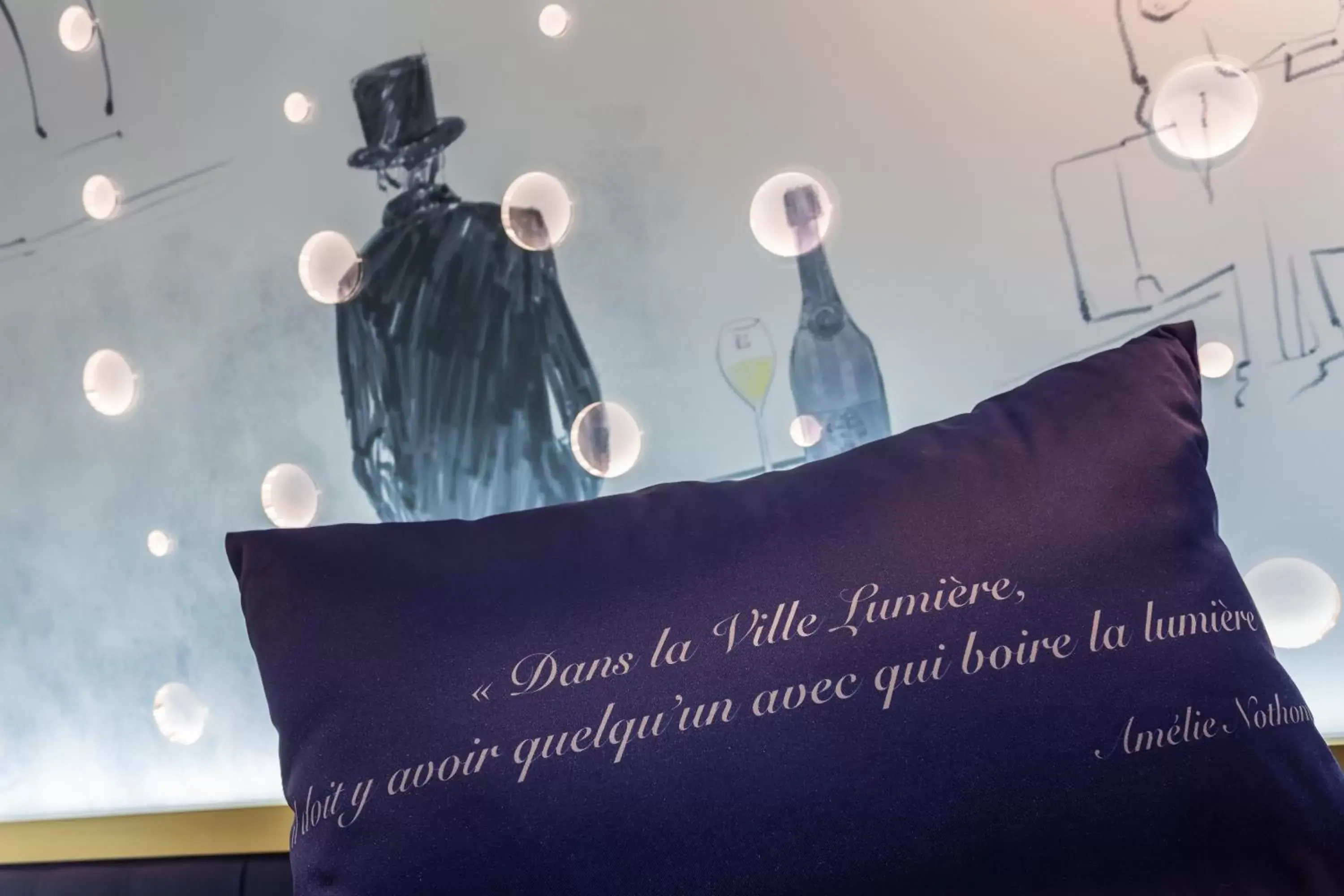 Text overlay in Hotel Les Bulles De Paris