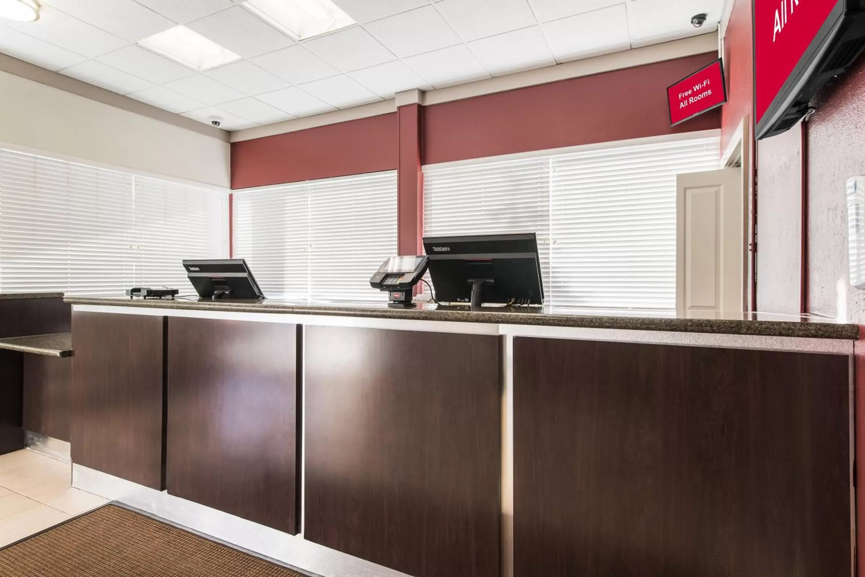 Lobby or reception, Kitchen/Kitchenette in Red Roof Inn Seattle Airport - SEATAC