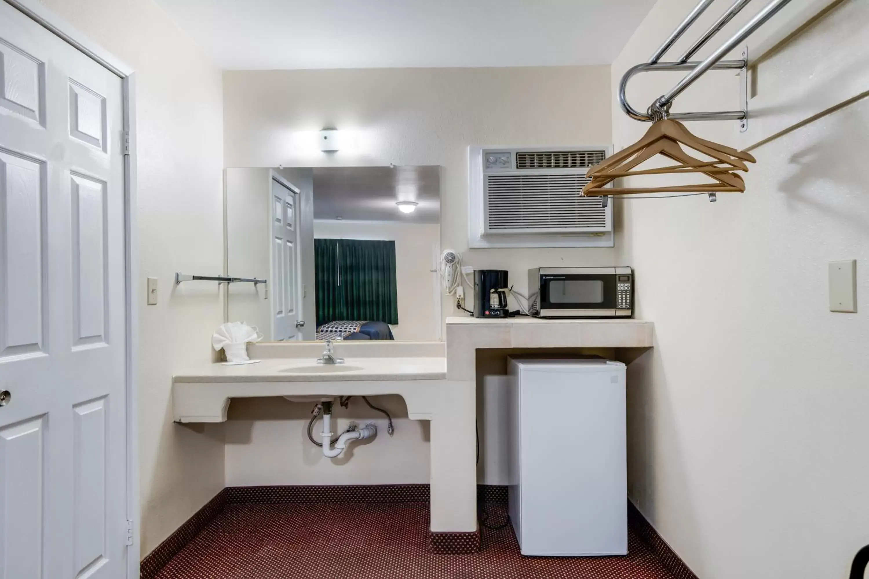 Coffee/tea facilities, Kitchen/Kitchenette in Rodeway Inn & Suites